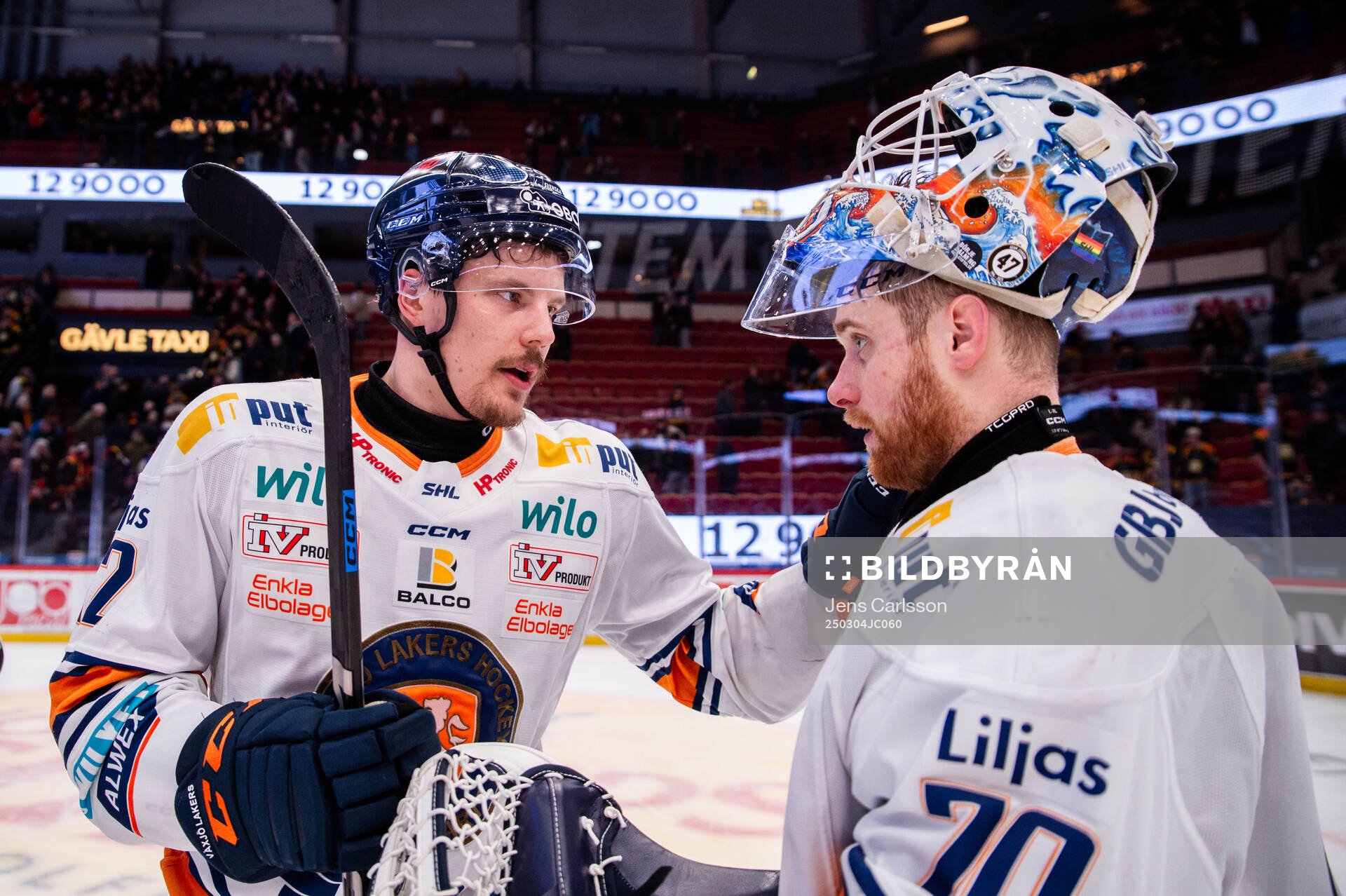 Växjös Otto Koivula och målvakt Adam Åhman jublar
