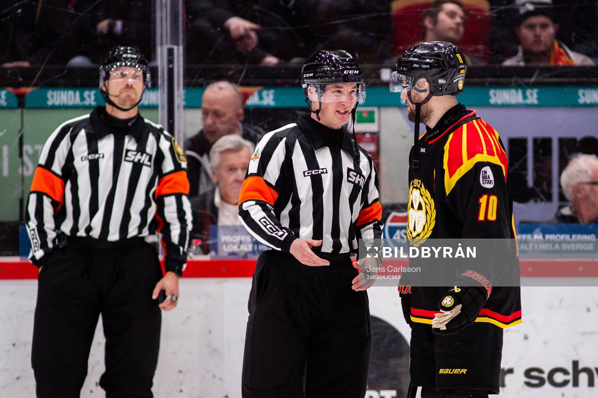 Domare Alexander Österberg i konversation med Brynäs