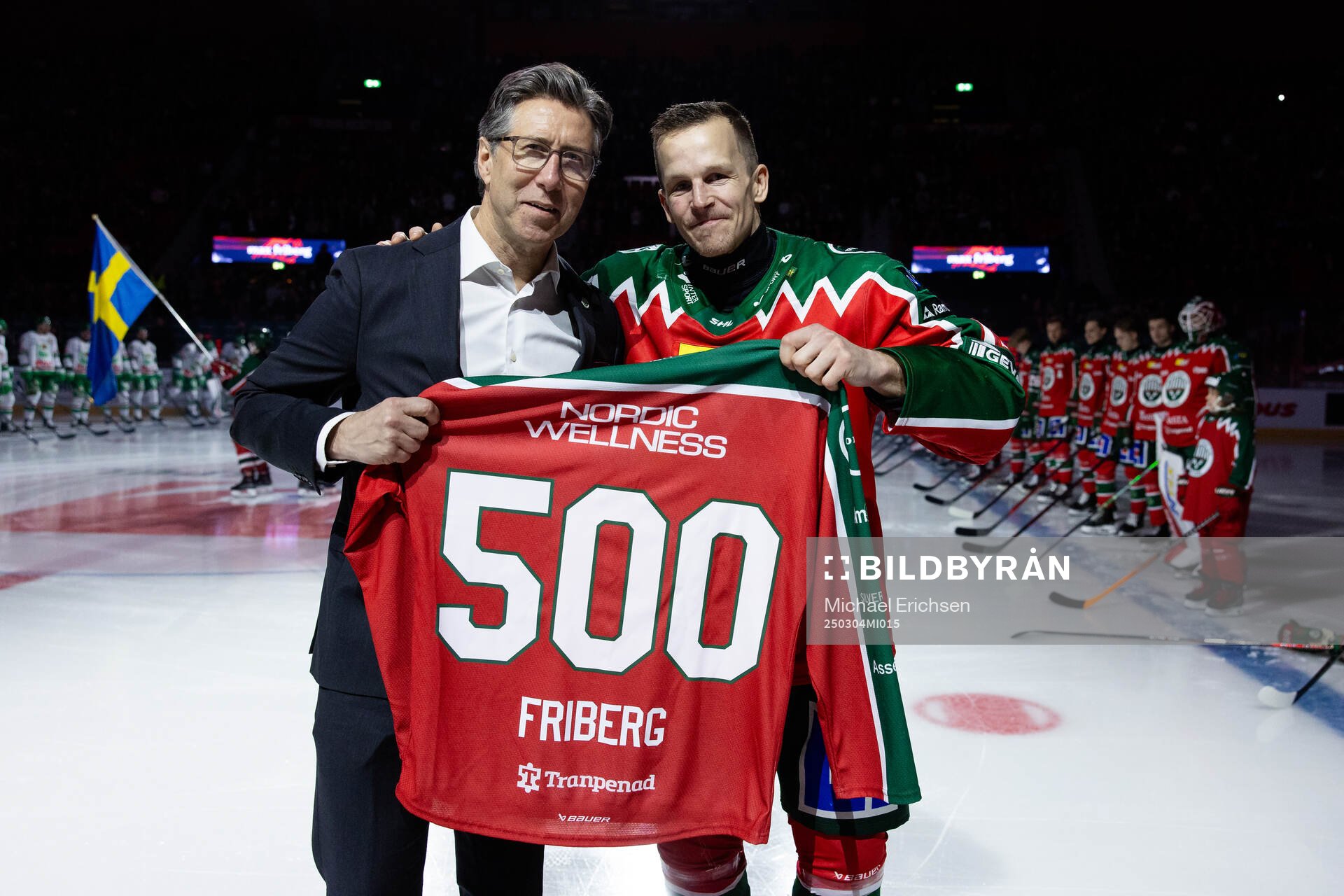 Frölundas klubbdirektör Christian Lechtaler uppvaktar