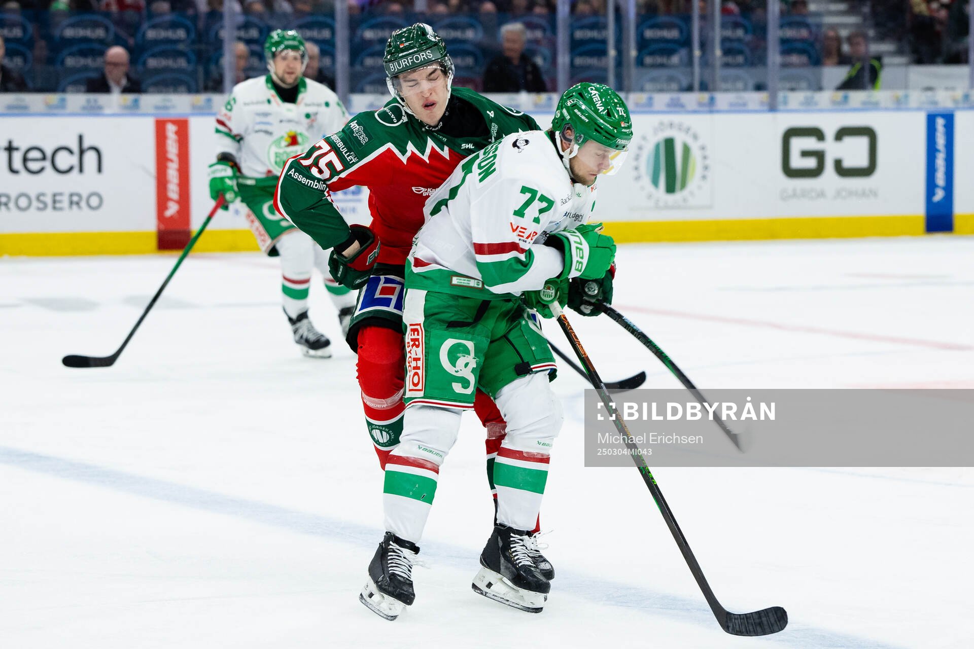 Rögles Jesper Pettersson tacklar Frölundas David Edstrom