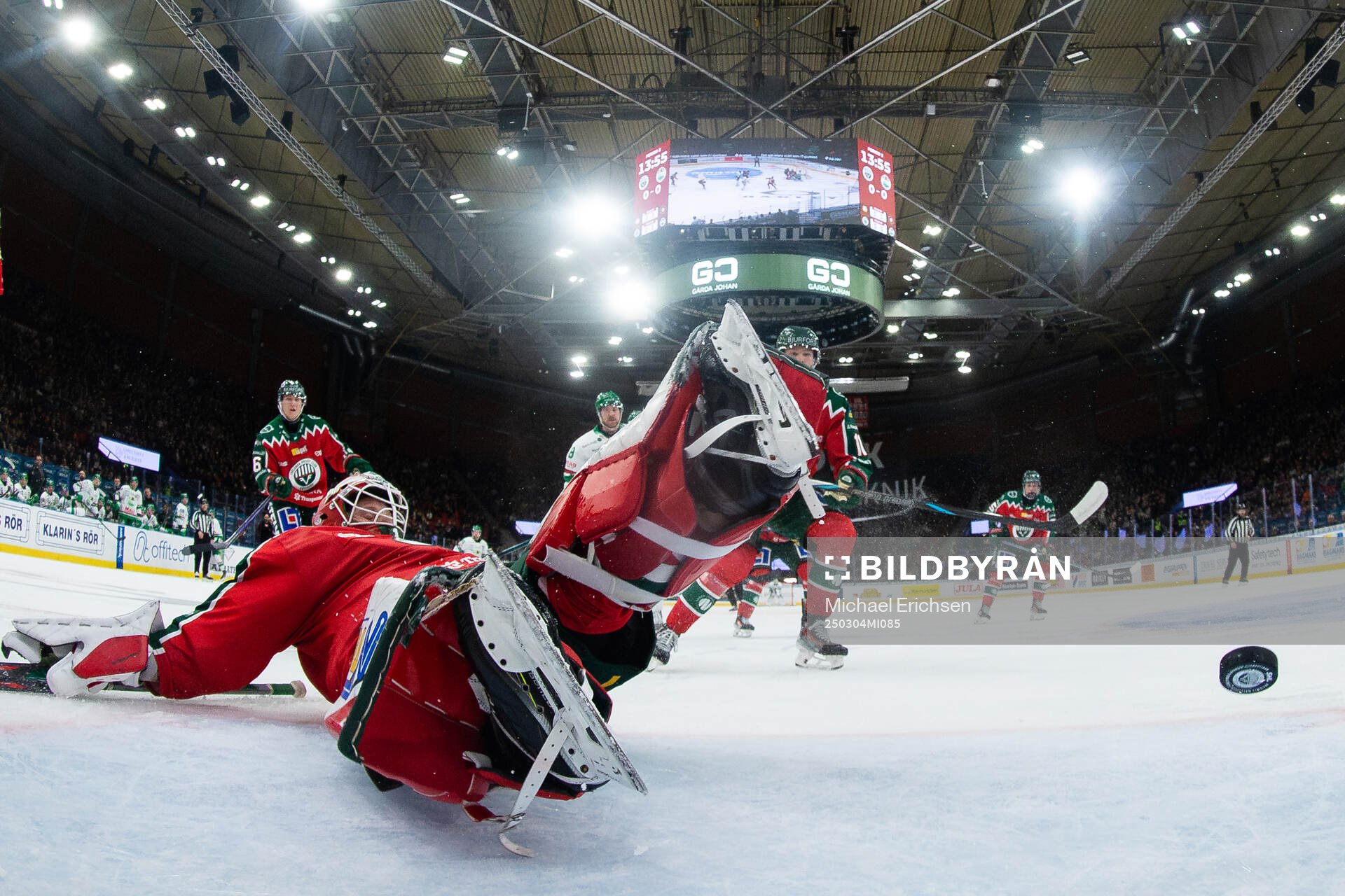 Frölundas målvakt Lars Johansson ramlar i samband med att