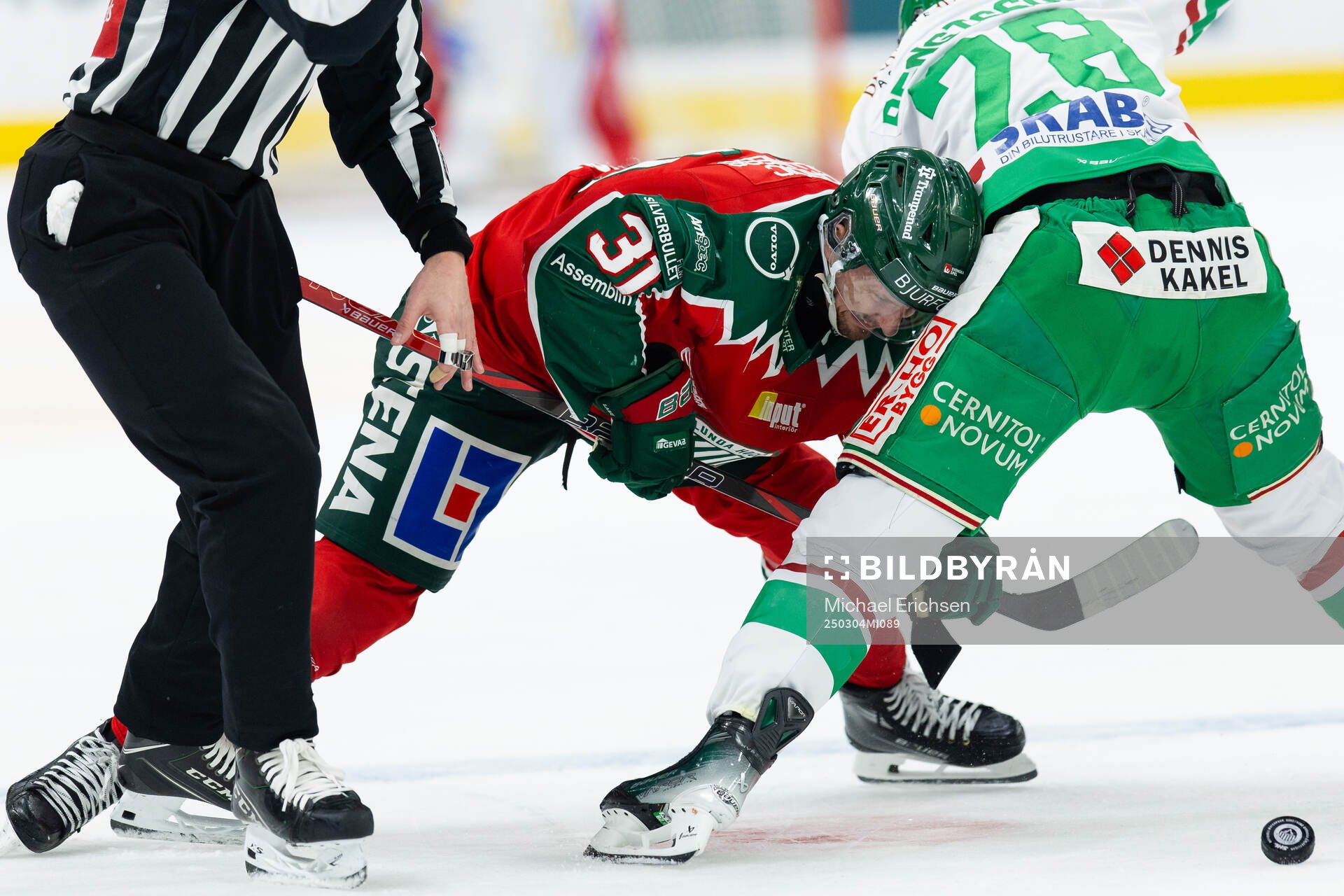 Frölundas Nicklas Lasu tekar mot Rögles Anton Bengtsson