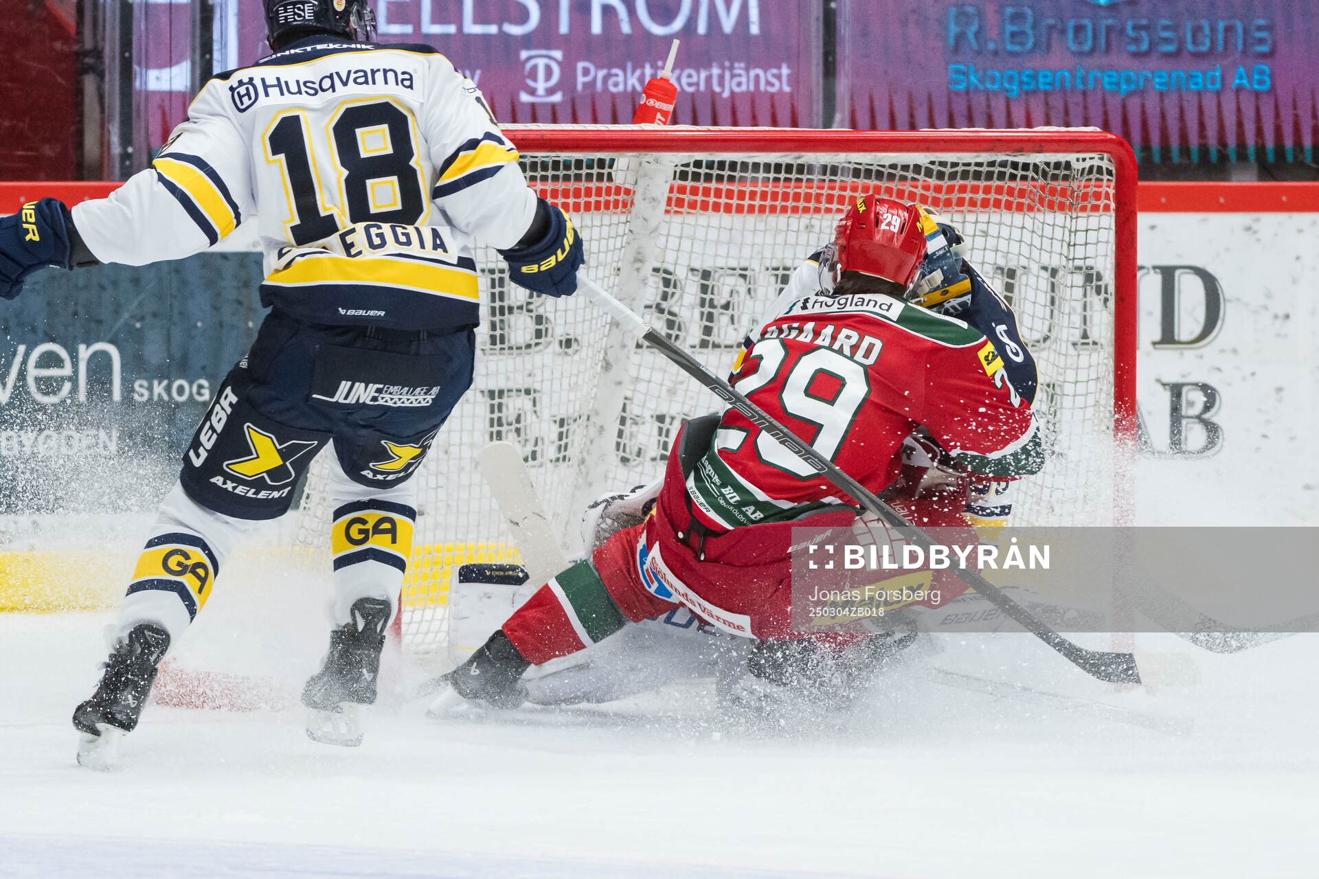 Modos Mikkel Aagaard mot HV71s Joseph Laleggia och målvakt