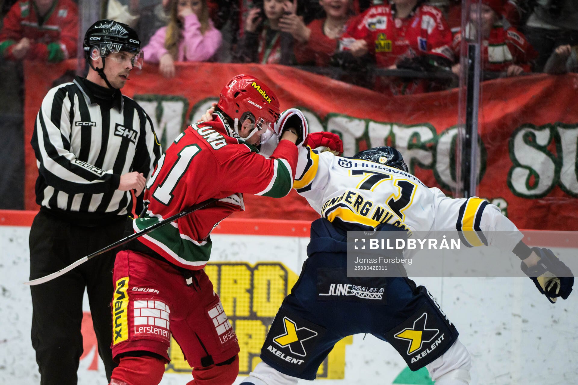 Modos Victor Berglund och HV71s William Ignberg Nilsson i