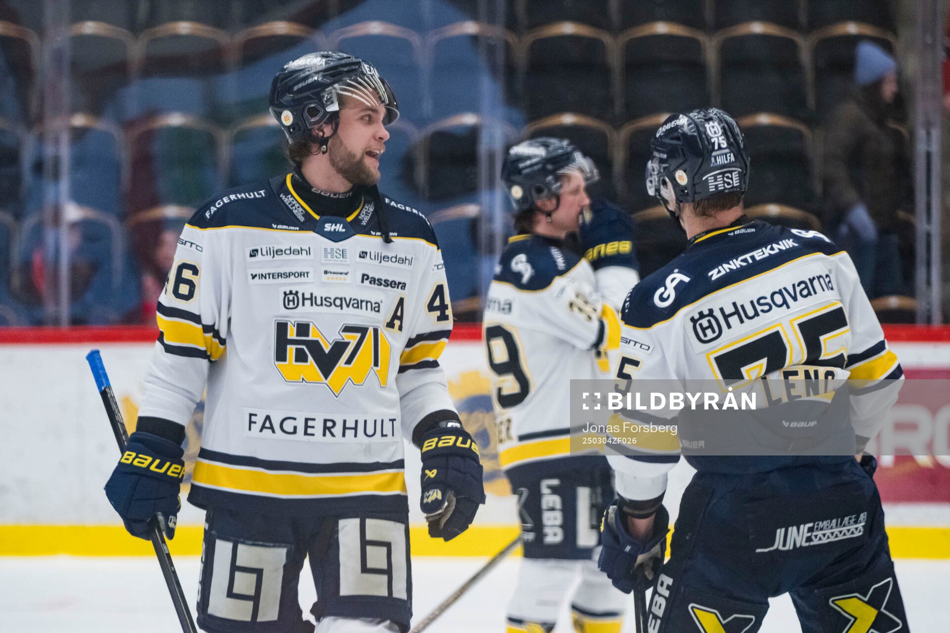 HV71s Joona Luoto jublar