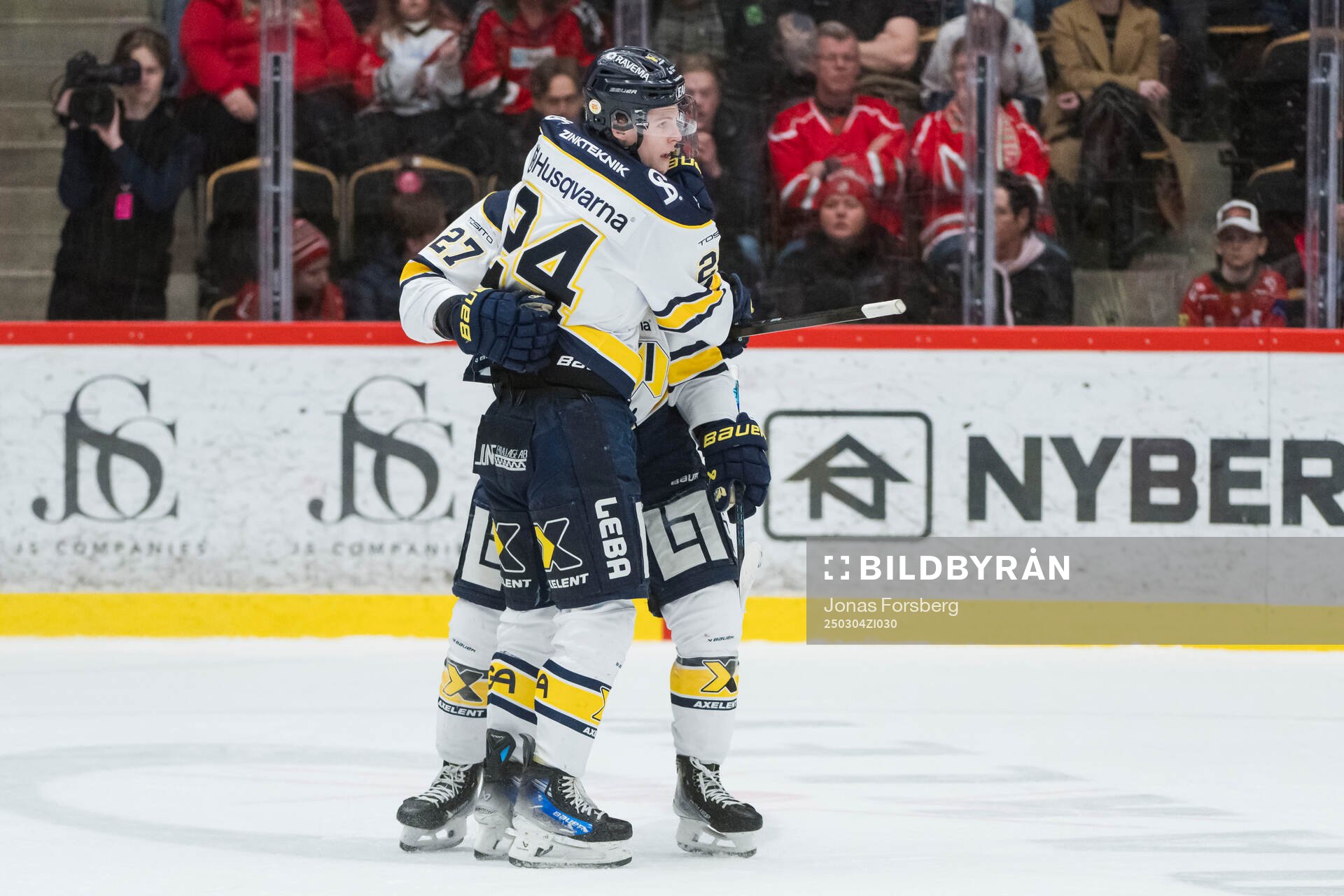 HV71s Jonathan Ang och Oscar Fisker Molgaard jublar