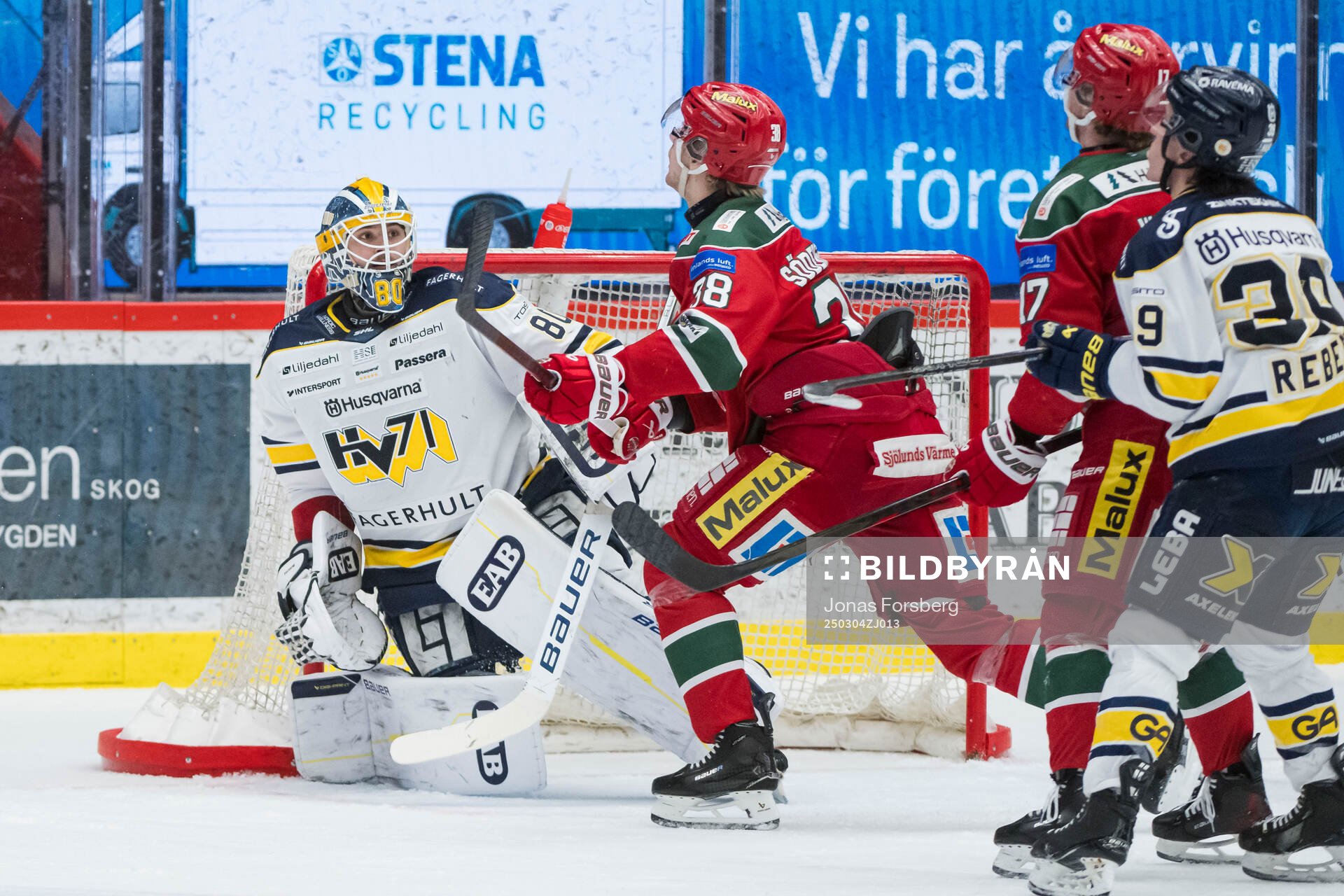 HV71s målvakt Frederik Dichow och Modos Johan Södergran