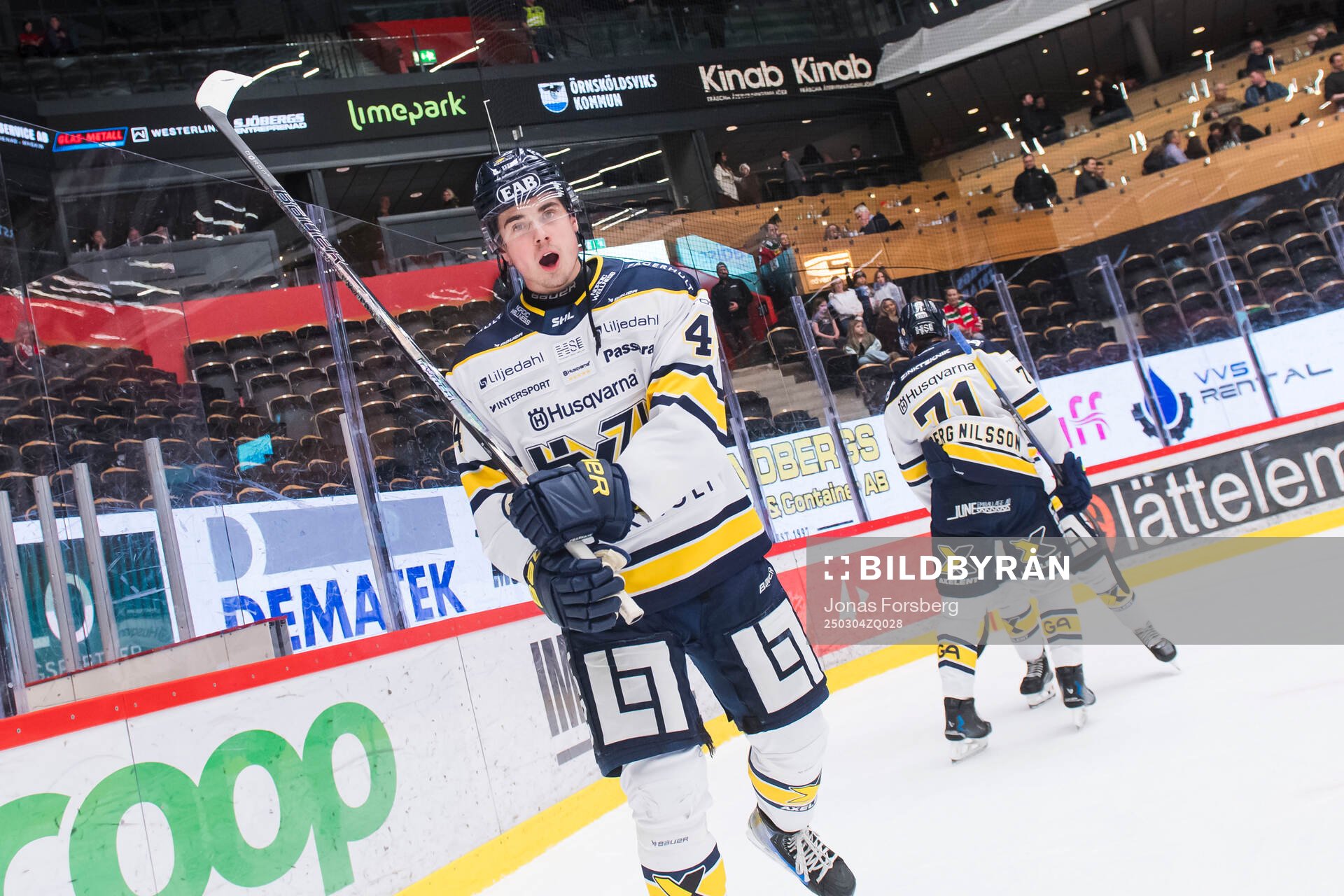 HV71s Hugo Fransson jublar