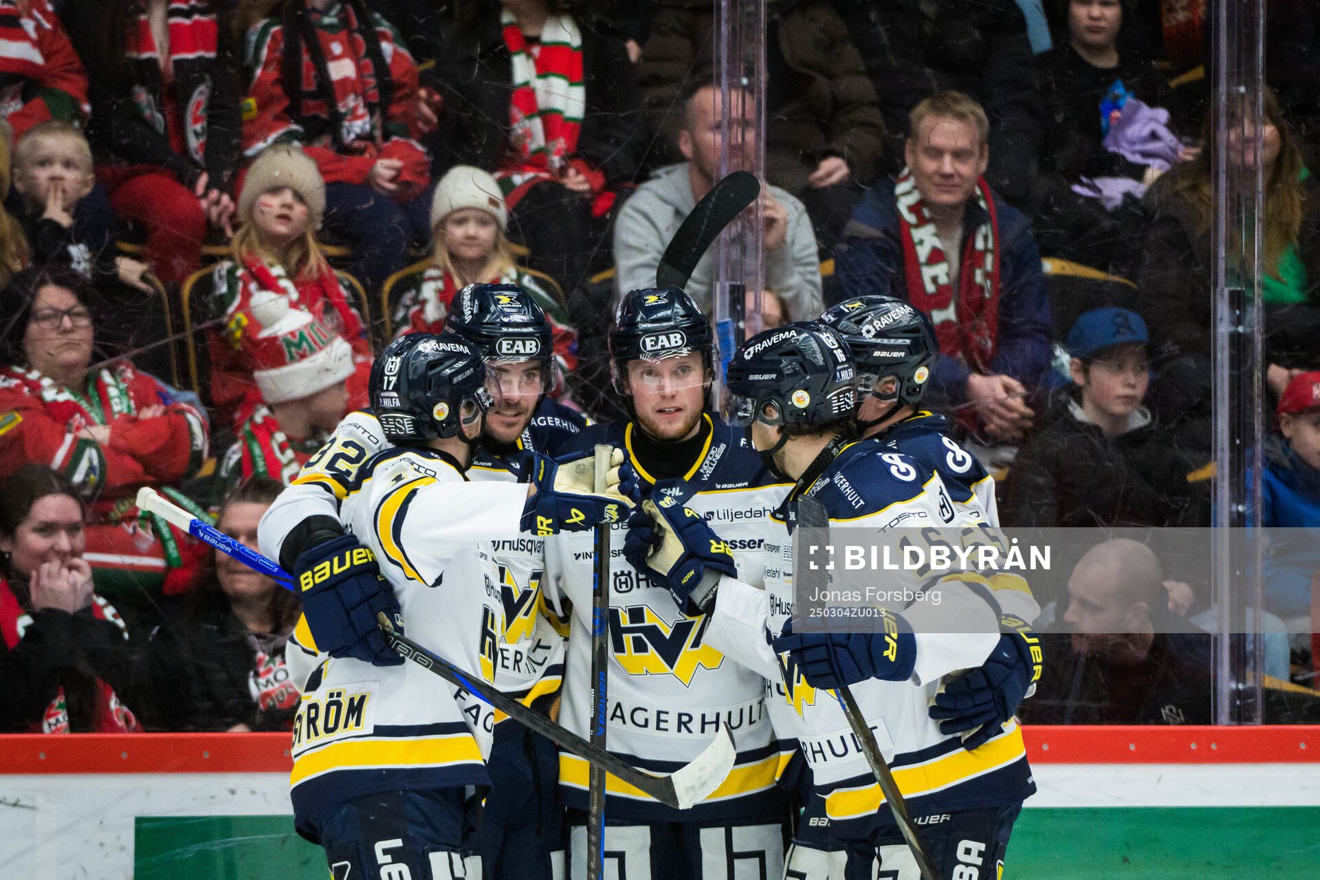 HV71s Oskar Stål-Lyrenäs jublar