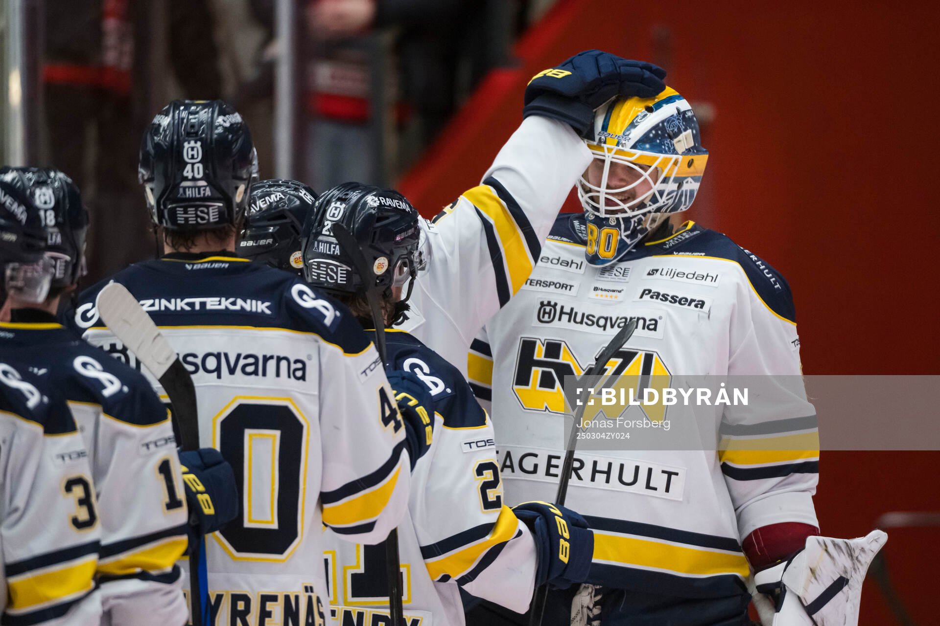 HV71s målvakt Frederik Dichow jublar