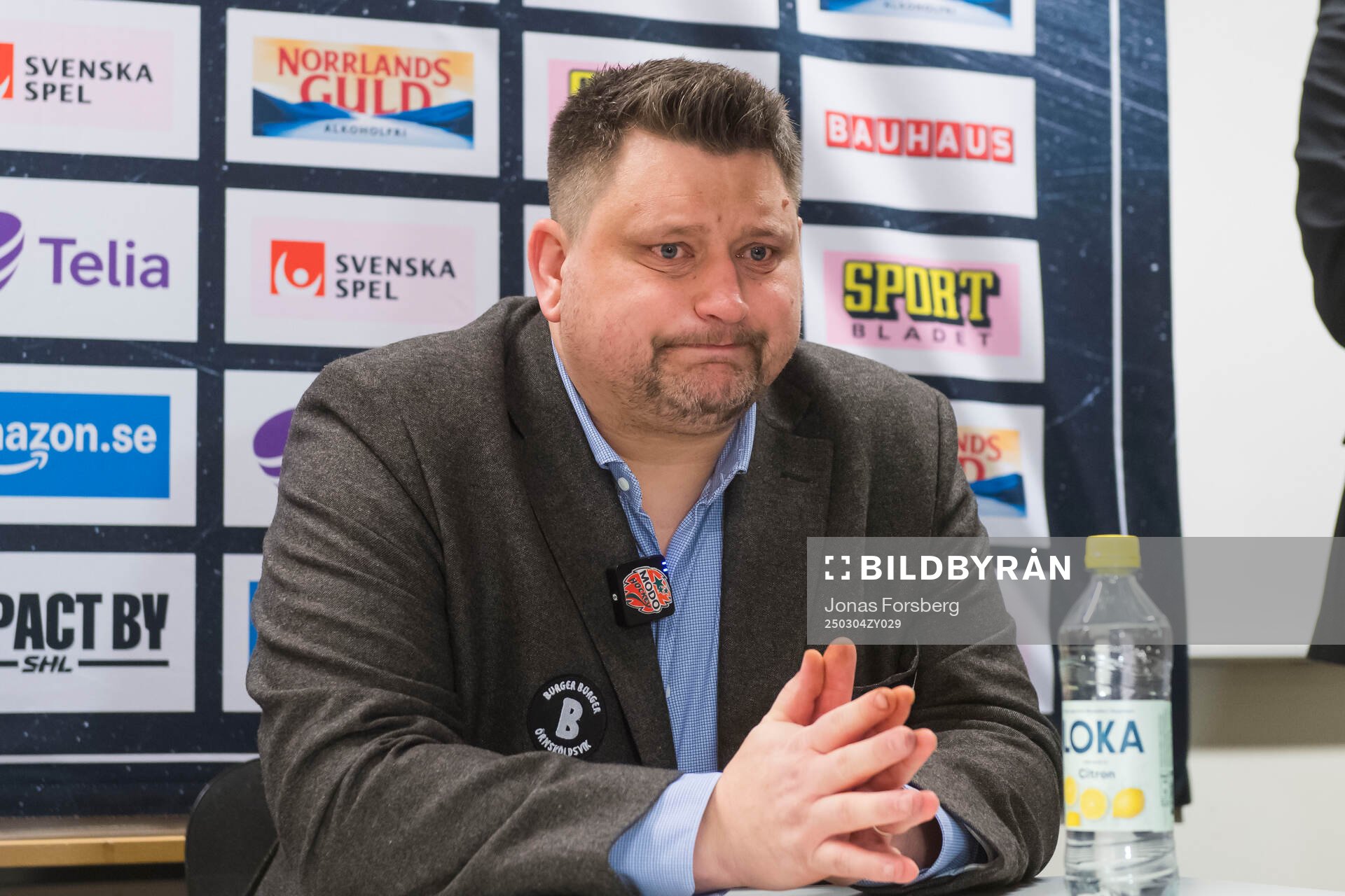 Modos tränare Mattias Karlin på presskonferensen