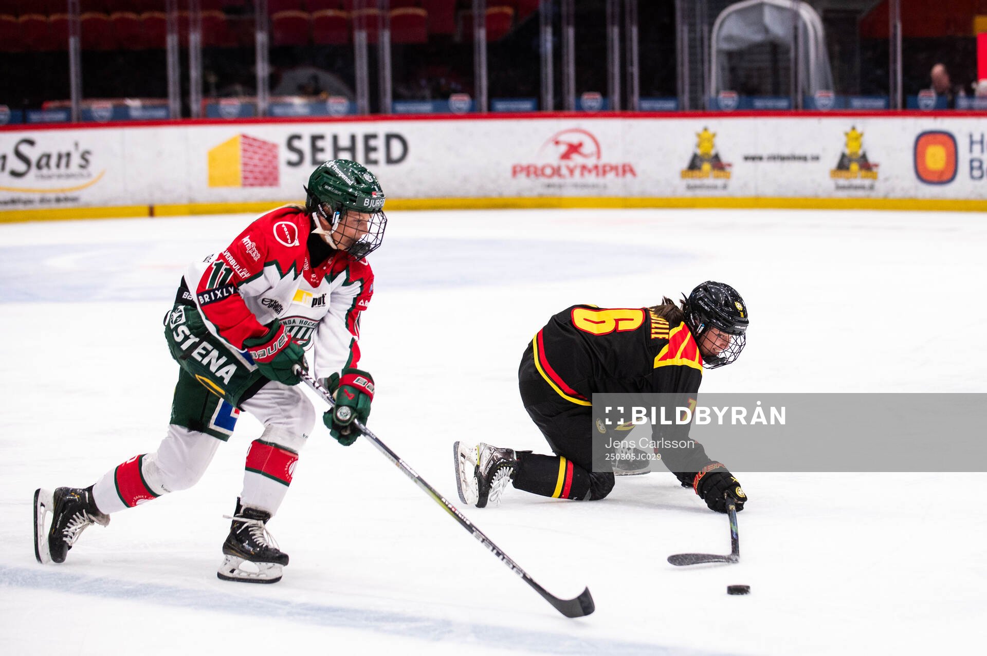 Frölundas Ella Hellman och Brynäs Maude Poulin-Labelle