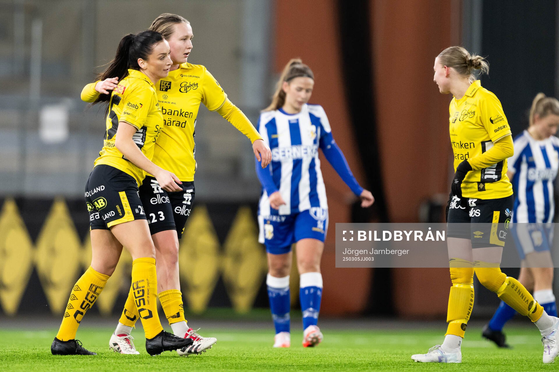 Elfsborgs Izabella Bergström och Ellen Nilsson jublar