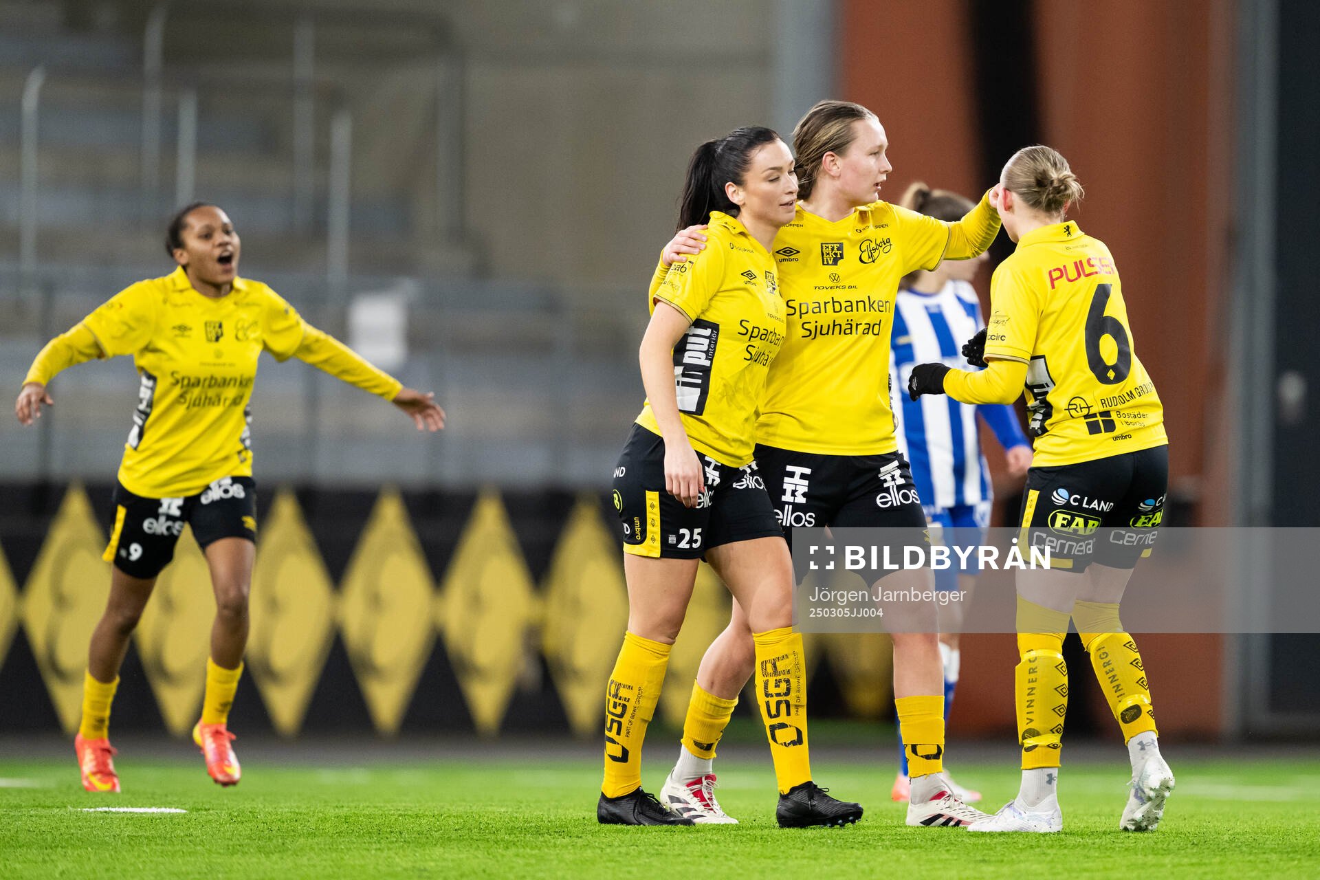 Elfsborgs Izabella Bergström och Ellen Nilsson jublar