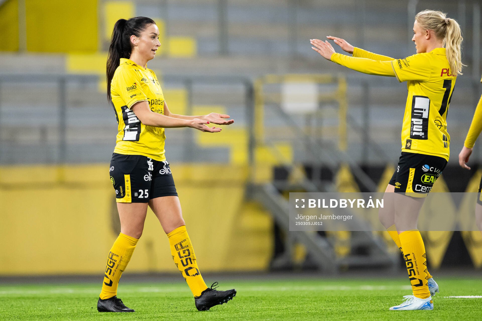 Elfsborgs Izabella Bergström jublar med Emilia Bengtsson