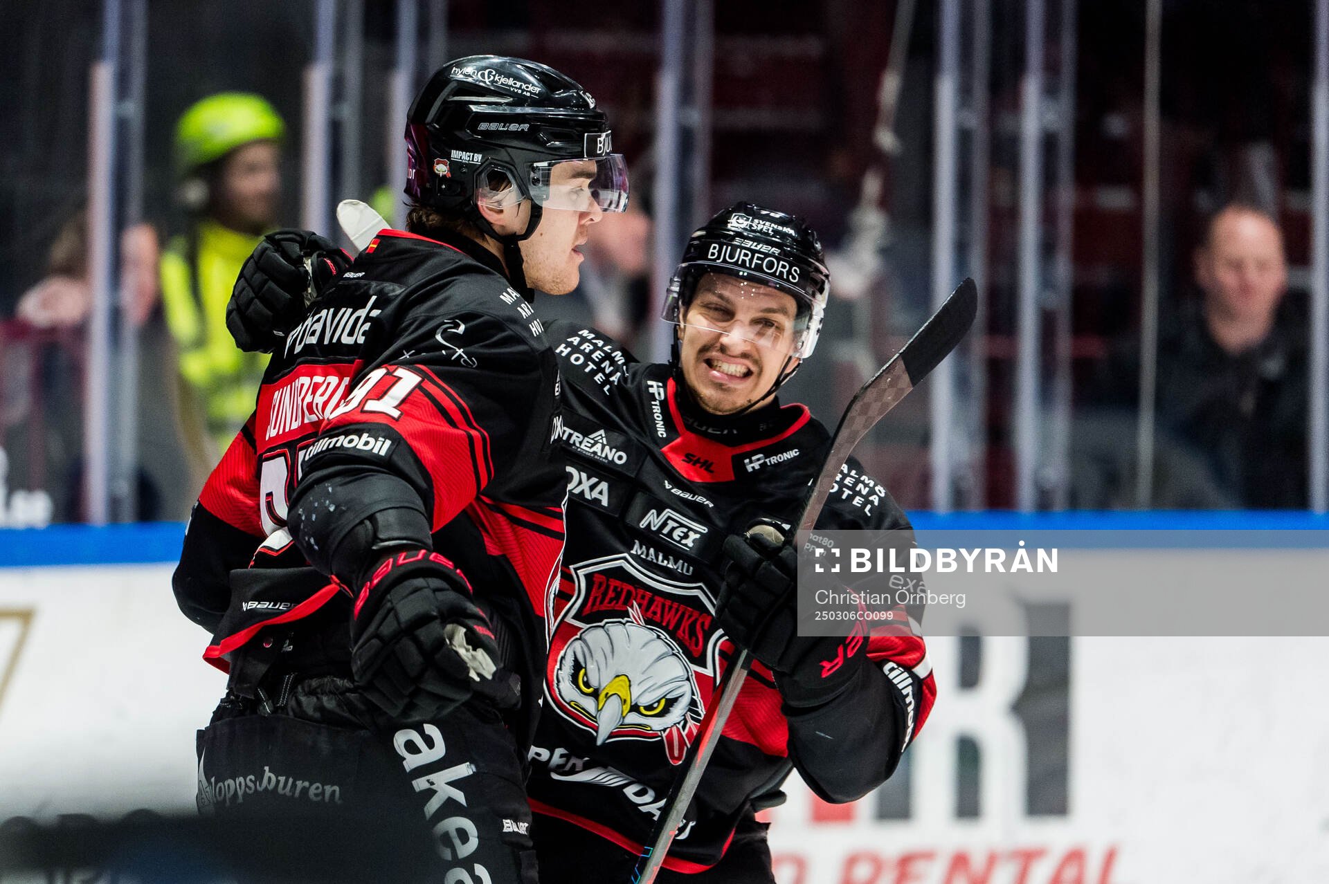Malmö Redhawks Axel Sundberg och Jakub Galvas jublar