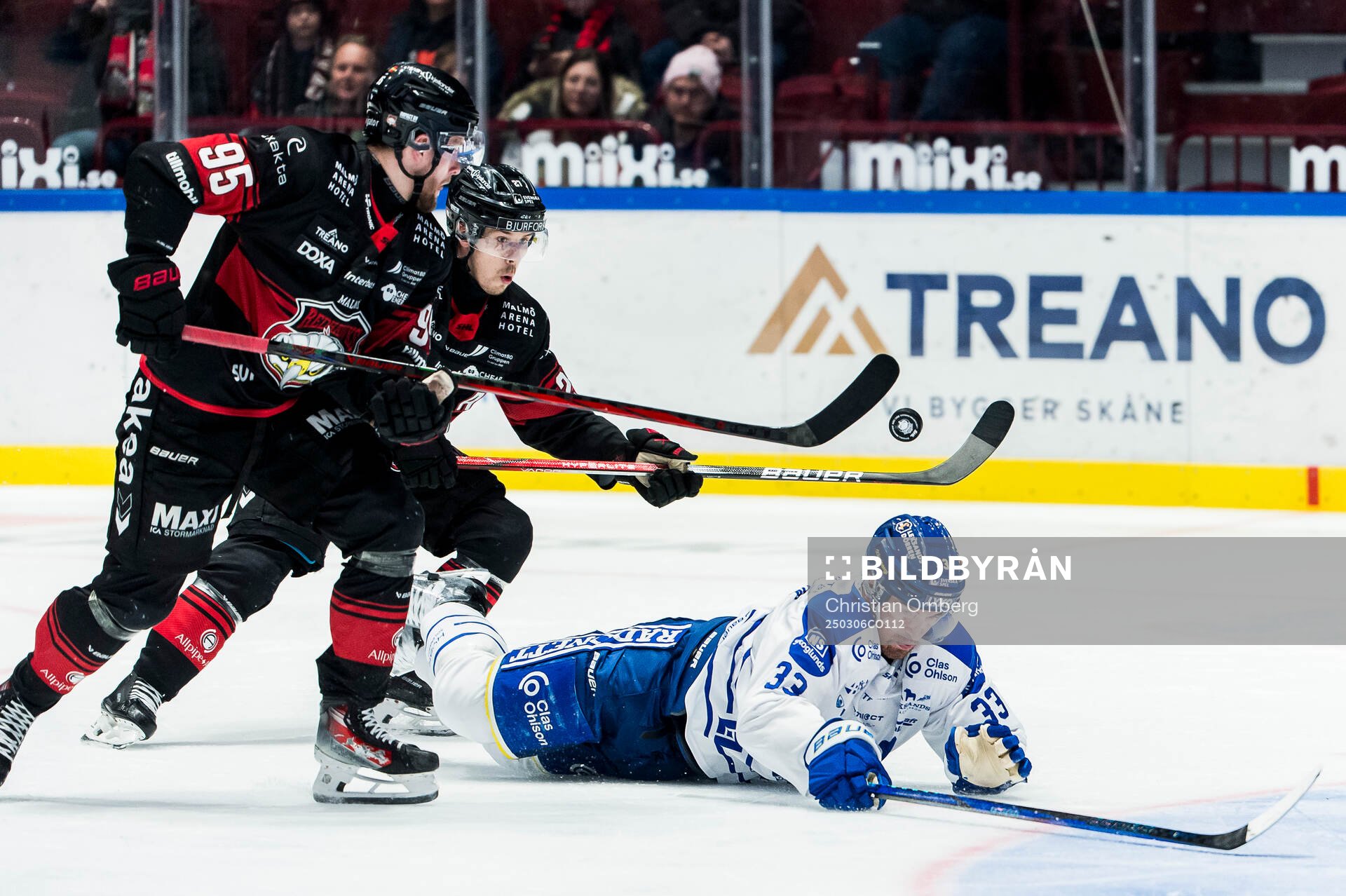 Malmö Redhawks Carl Persson och Henrik Haapala mot