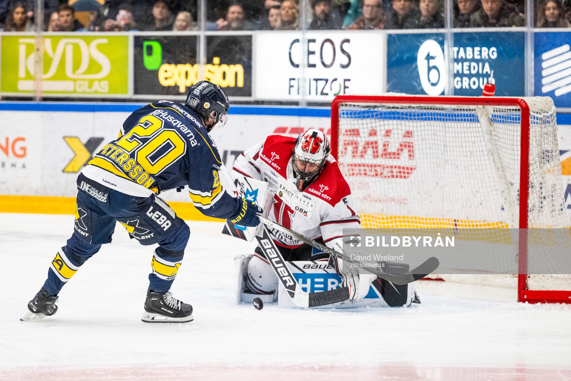HV71s Andre Petersson och Örebros målvakt Jhonas Enroth