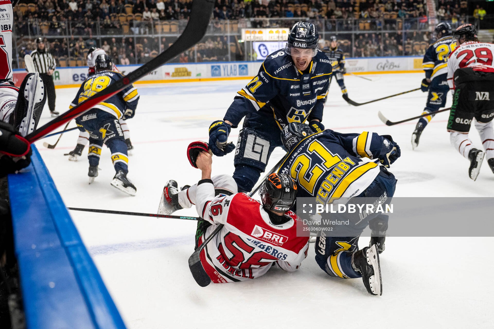HV71s Mattias Tedenby och Örebros Robin Norell