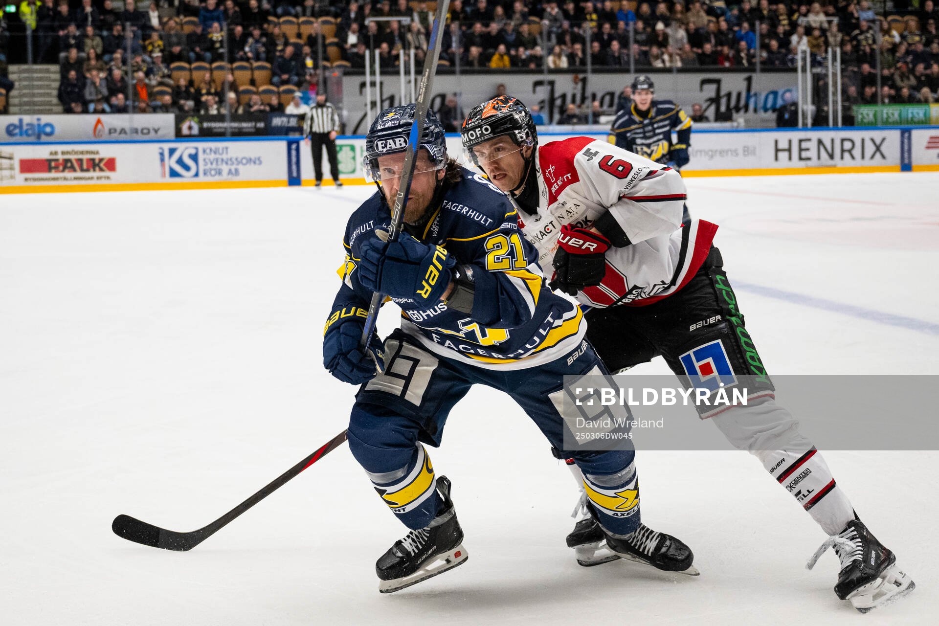 HV71s Mattias Tedenby och Örebros Filip Berglund