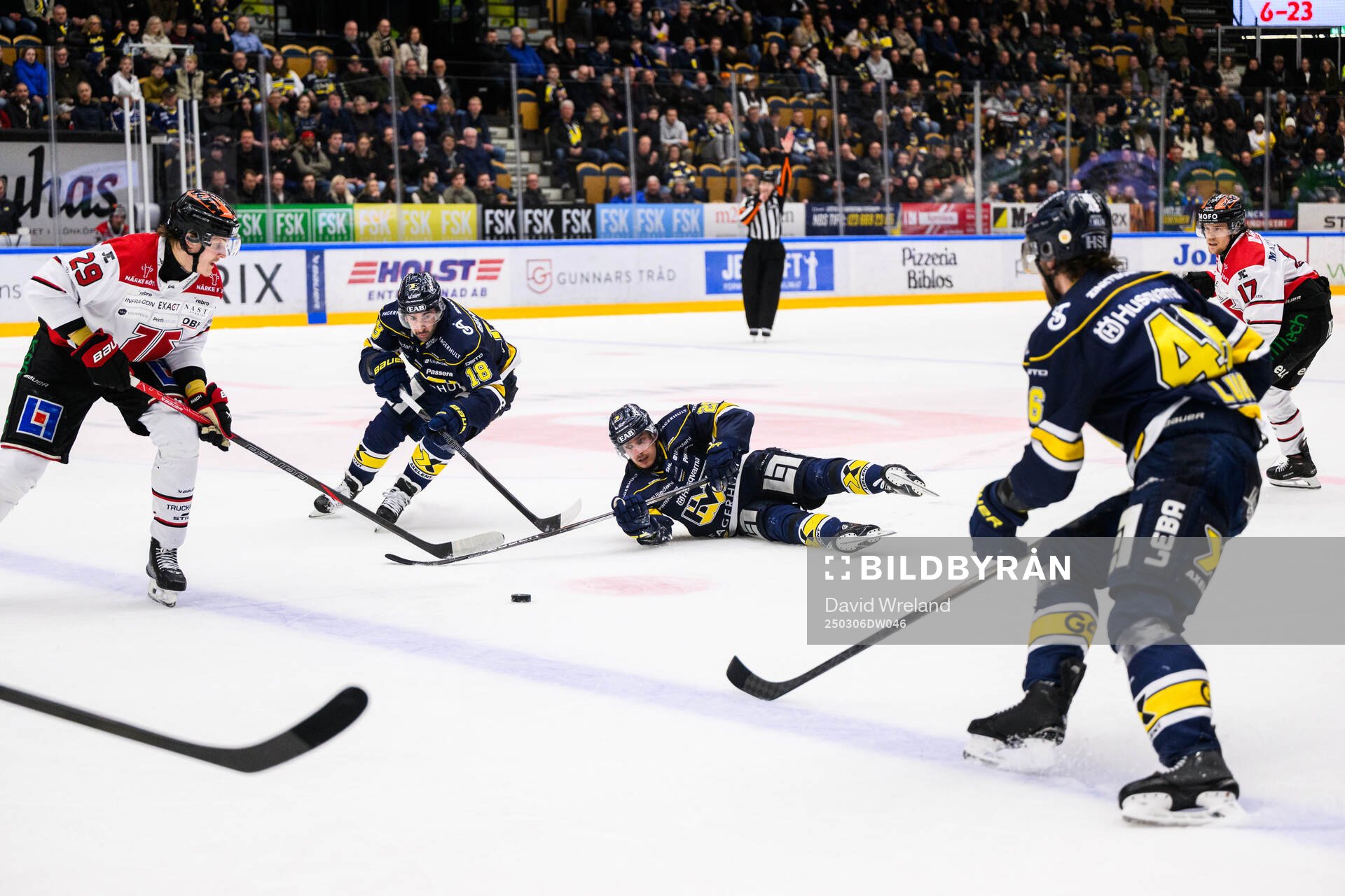 Örebros Milton Oscarson och HV71s Joseph Laleggia och