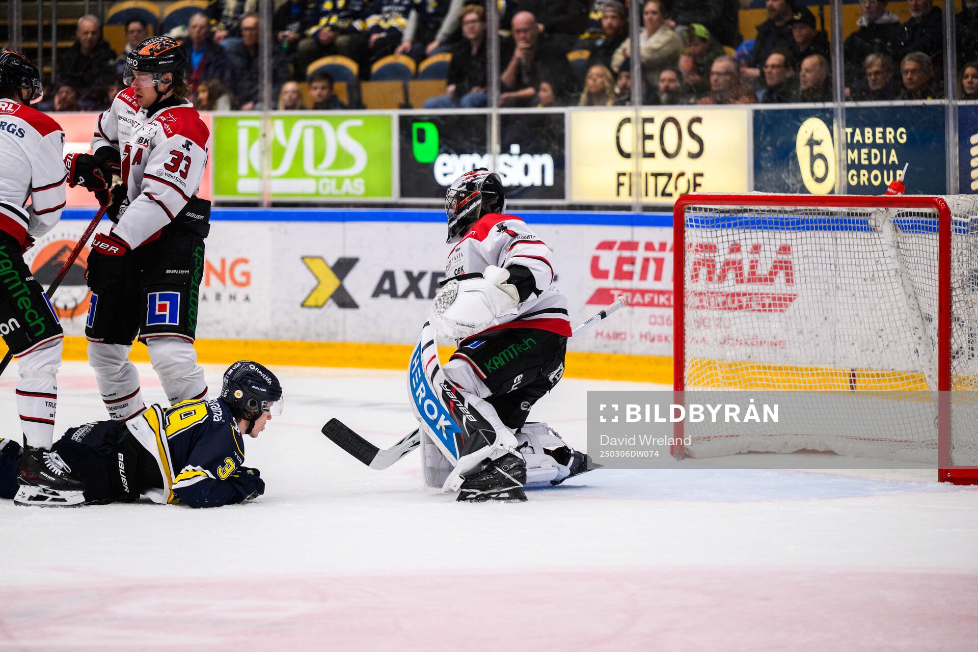 HV71s Jamiro Reber och Örebros målvakt Jhonas Enroth