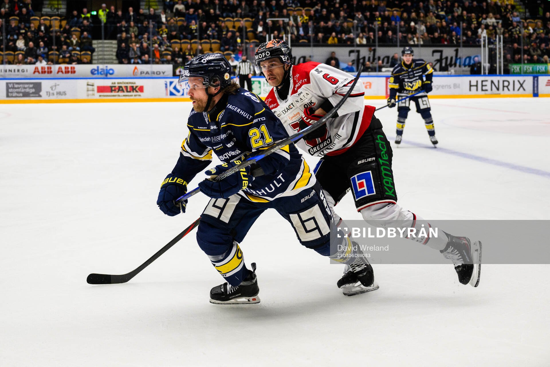 HV71s Mattias Tedenby och Örebros Filip Berglund
