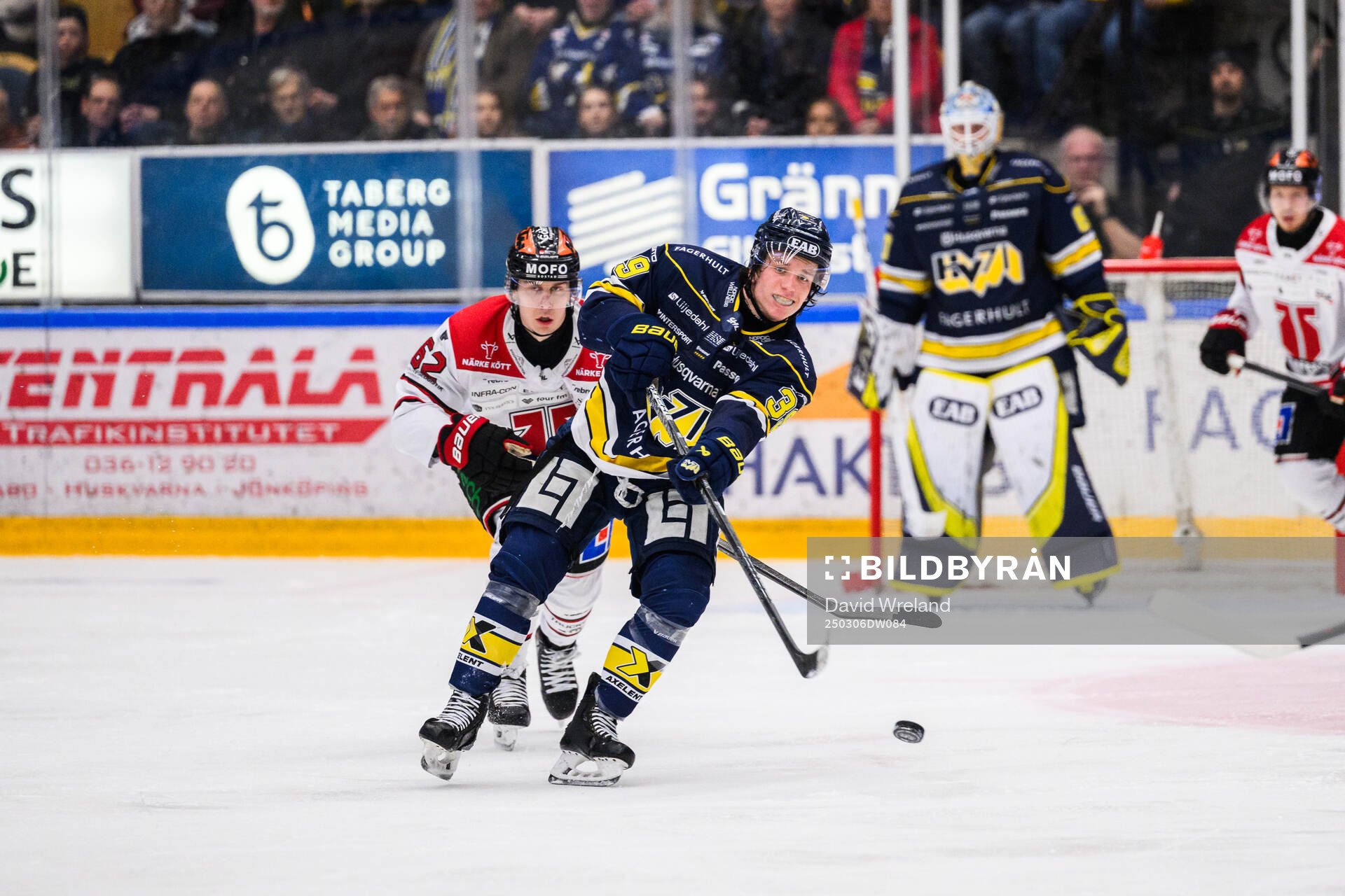 HV71s Jamiro Reber och Örebros Robert Leino