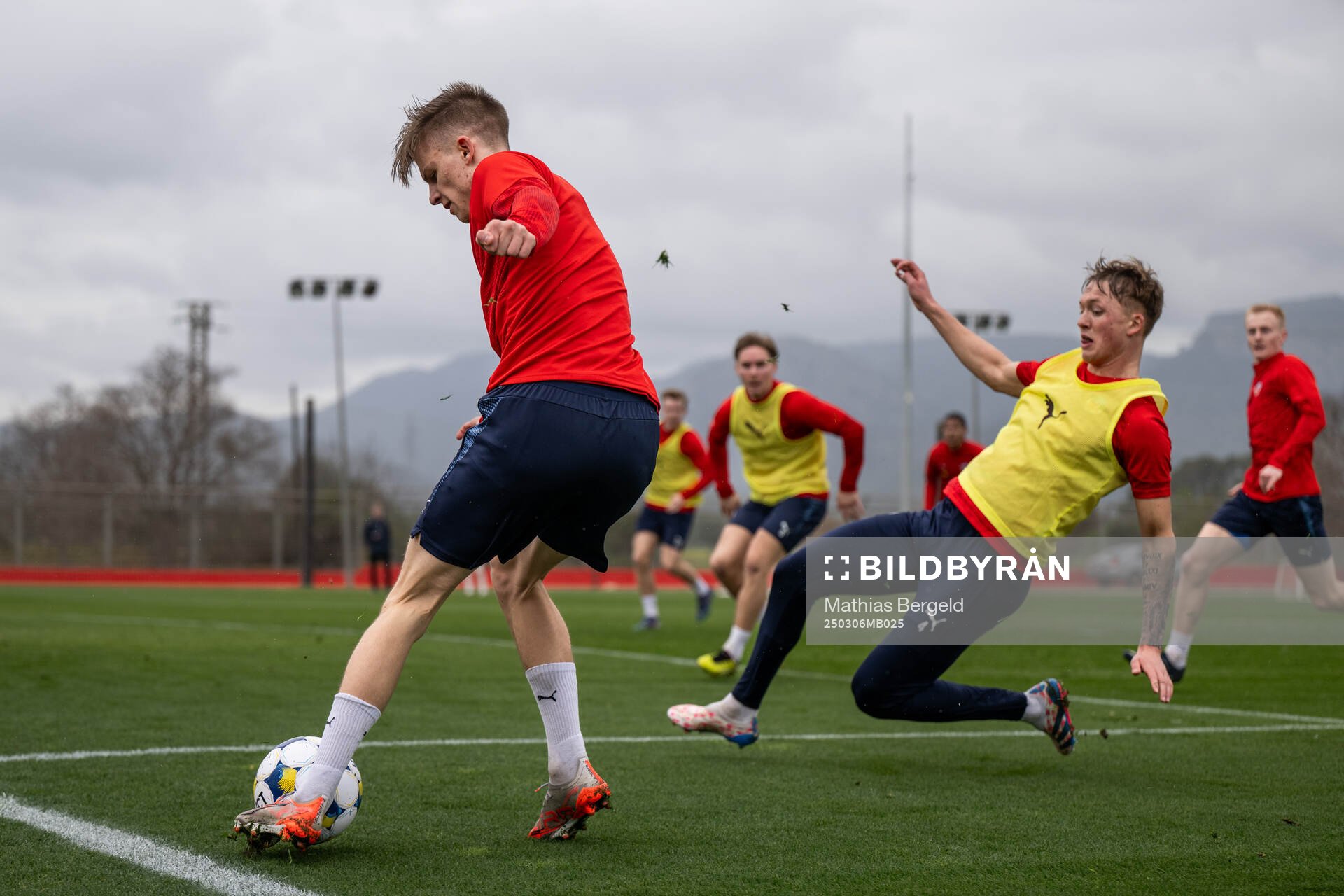 Lukas Kjellnäs och Marcus Mustac Gudmann under en fotbollsträning med Helsingborg den 6 mars 2025 i Palma de Mallorca. 