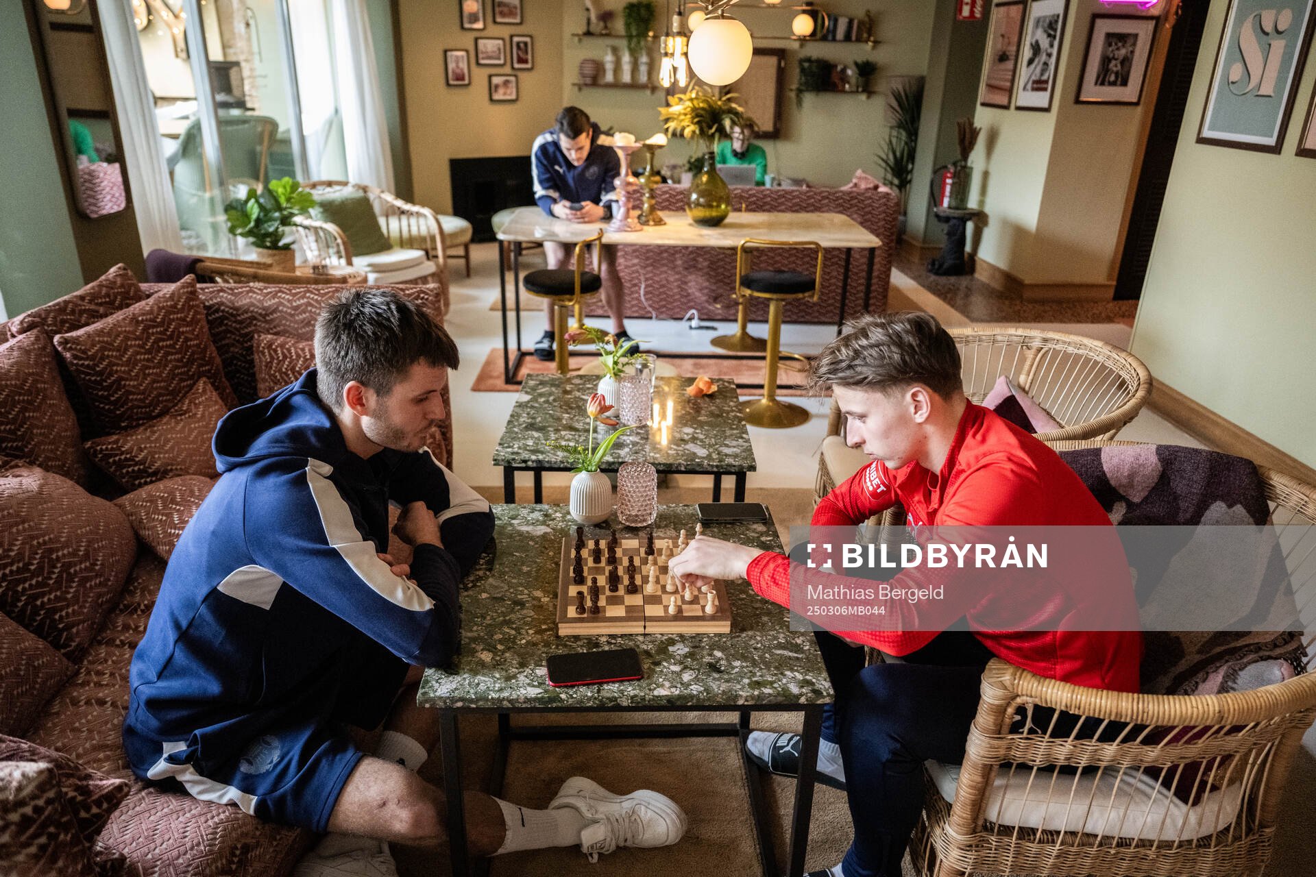 Wilhelm Loeper och Lukas Kjellnäs spelar shack