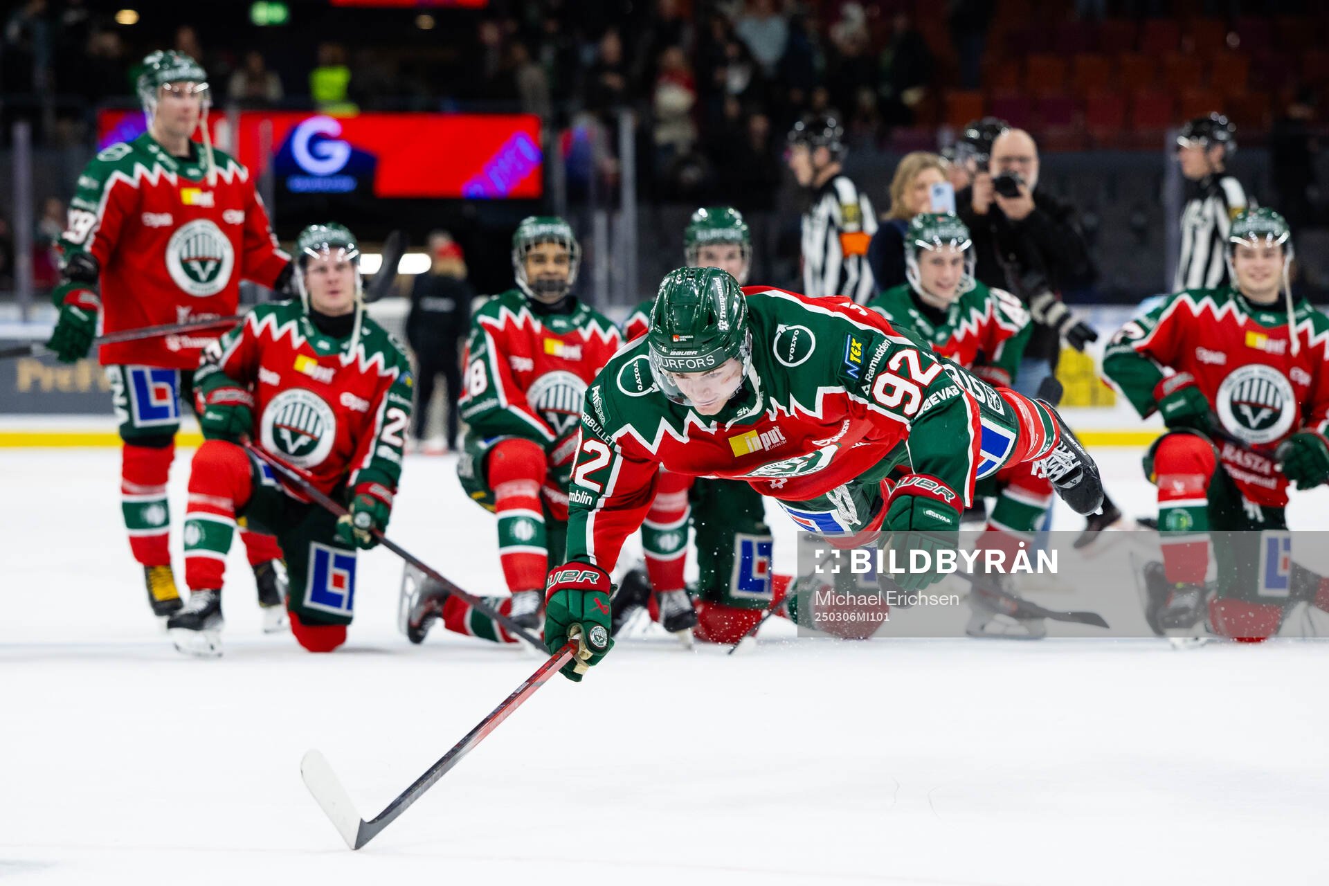 Frölundas Filip Cederqvist jublar och firar framför