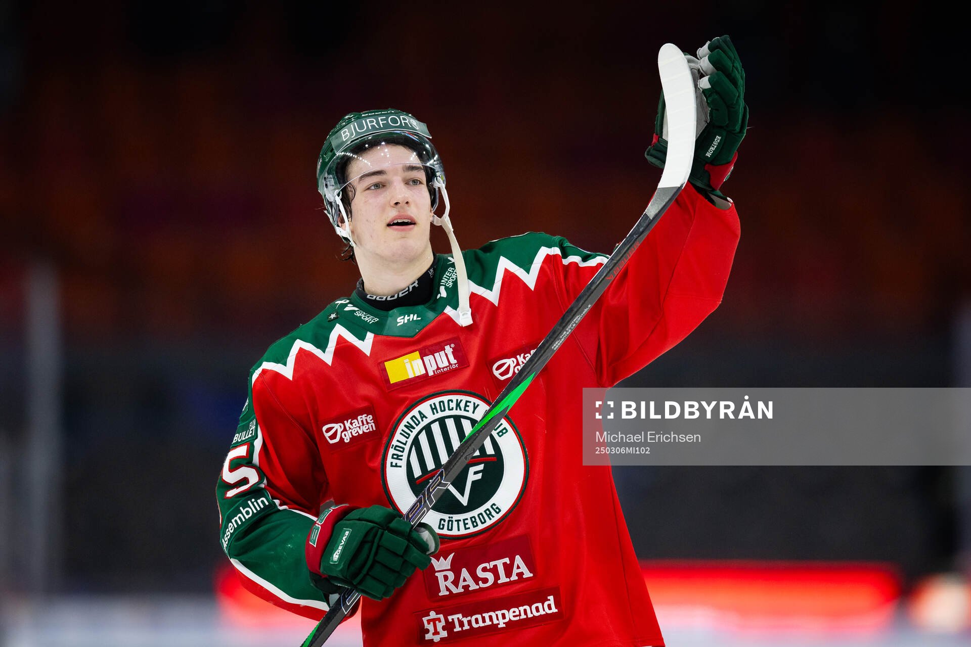 Frölundas David Edstrom jublar och tackar publiken