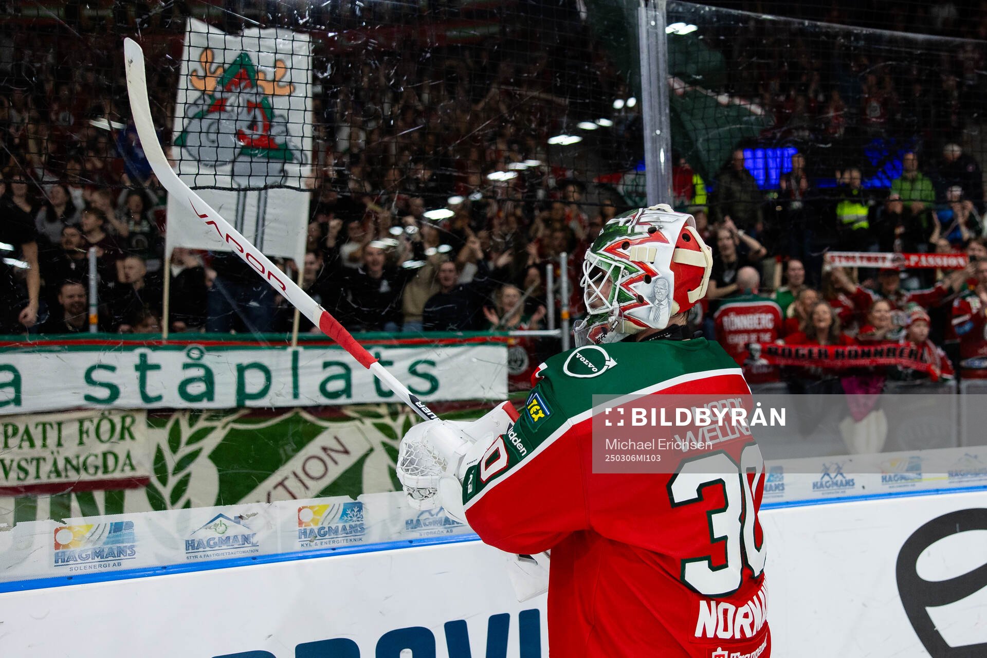 Frölundas målvakt Tobias Normann jublar och tackar