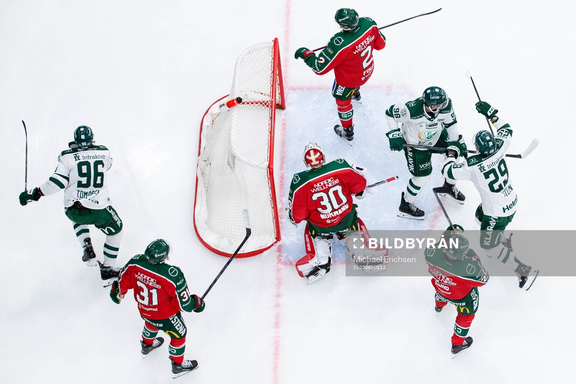 Färjestads David Tomasek jublar