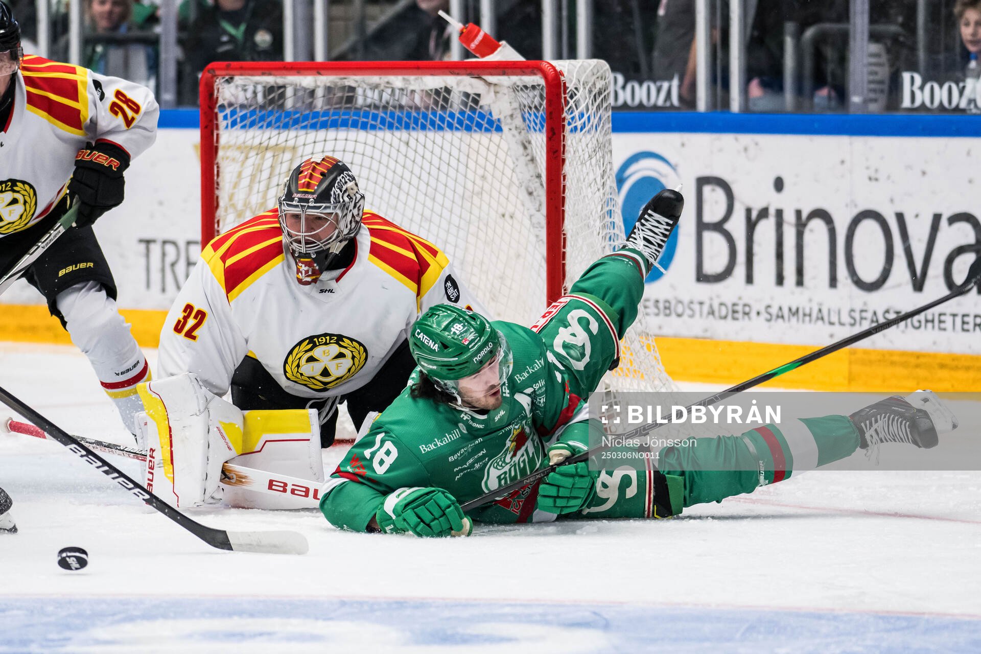 Brynäs målvakt Ludvig Persson och Rögles Dennis Everberg