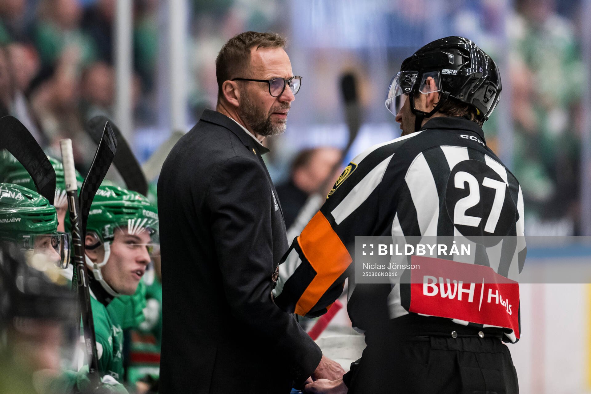 Rögles tränare Roger Hansson i samtal med domare