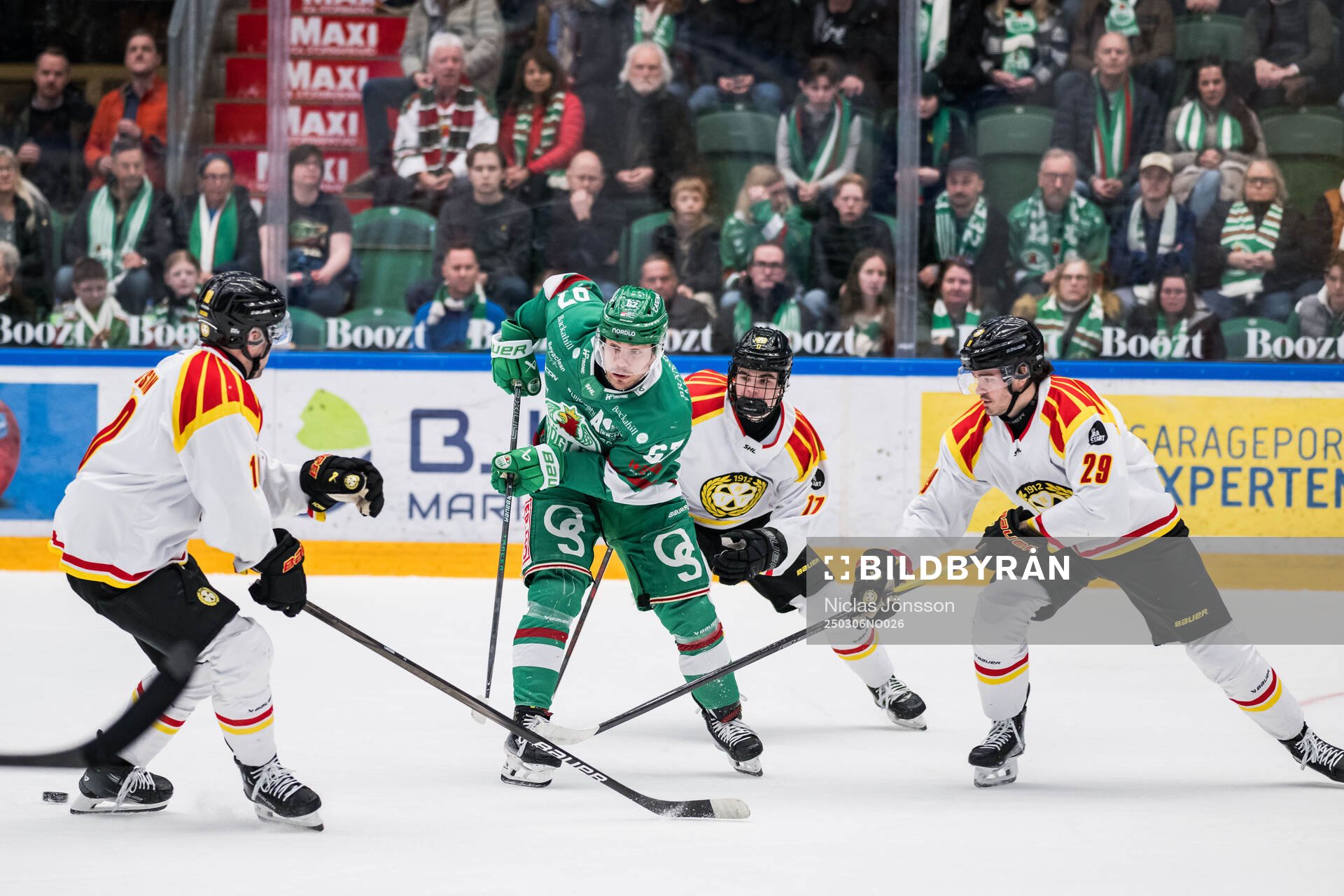 Brynäs Johan Larsson och Rögles Leon Bristedt och Brynäs