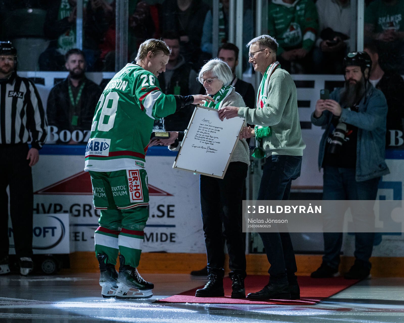 Rögles Anton Bengtsson mottager granitpucken av Inga