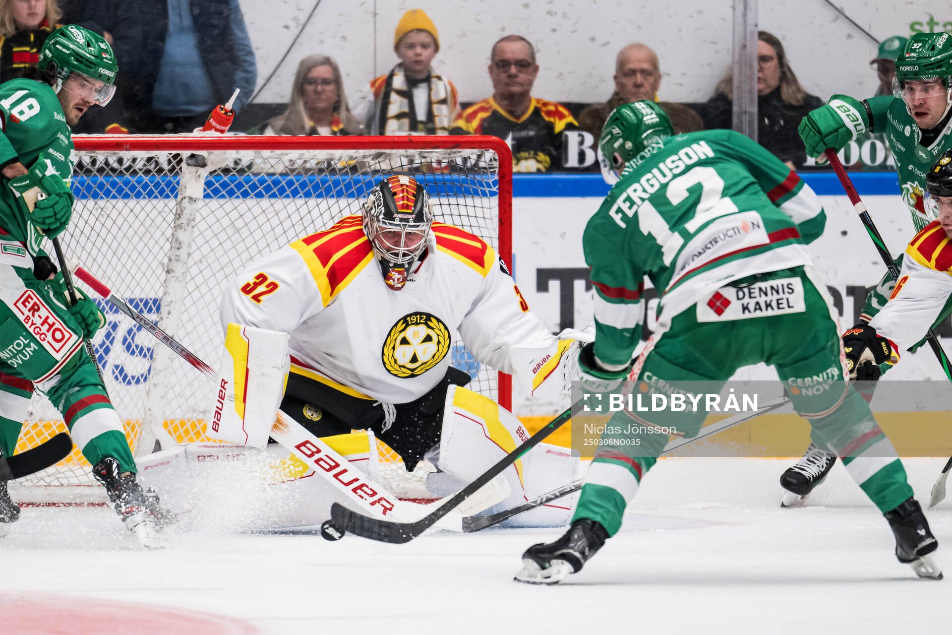 Brynäs Ludvig Persson och Rögles Brady Ferguson som gör