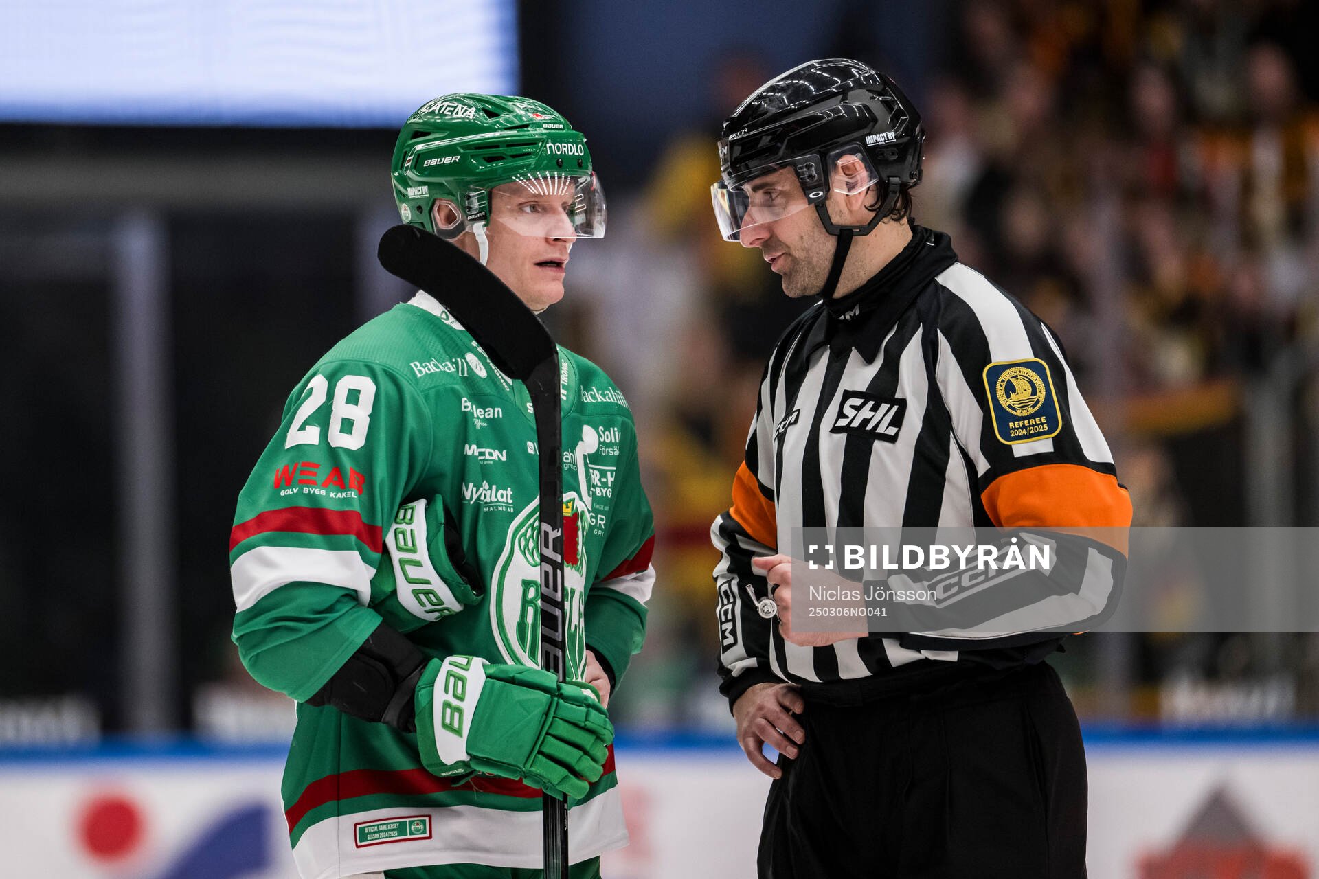 Rögles Anton Bengtsson i samtal med Domare Mikael Sjöqvist