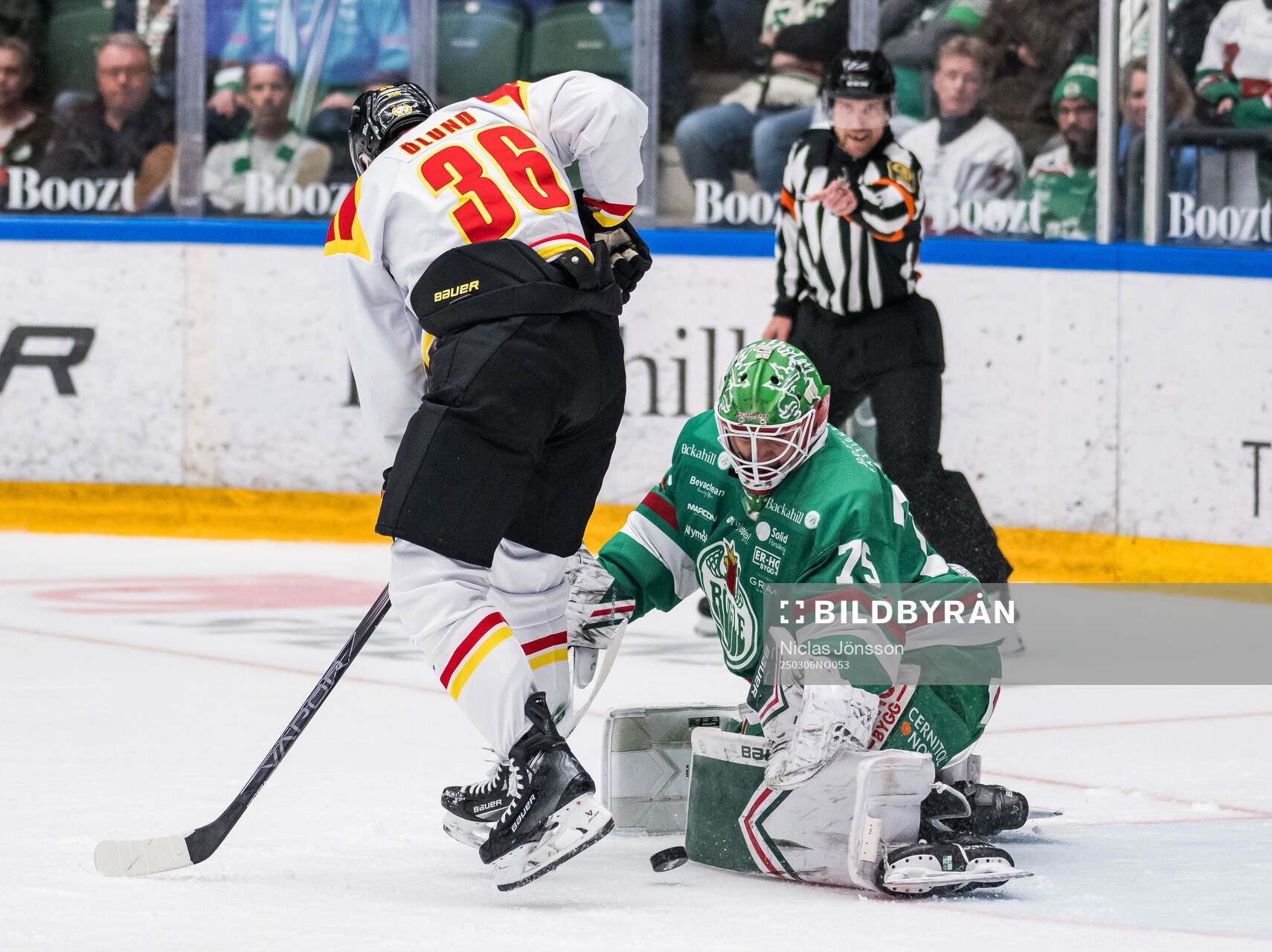 Brynäs Linus Ölund och Rögles målvakt Arvid Holm