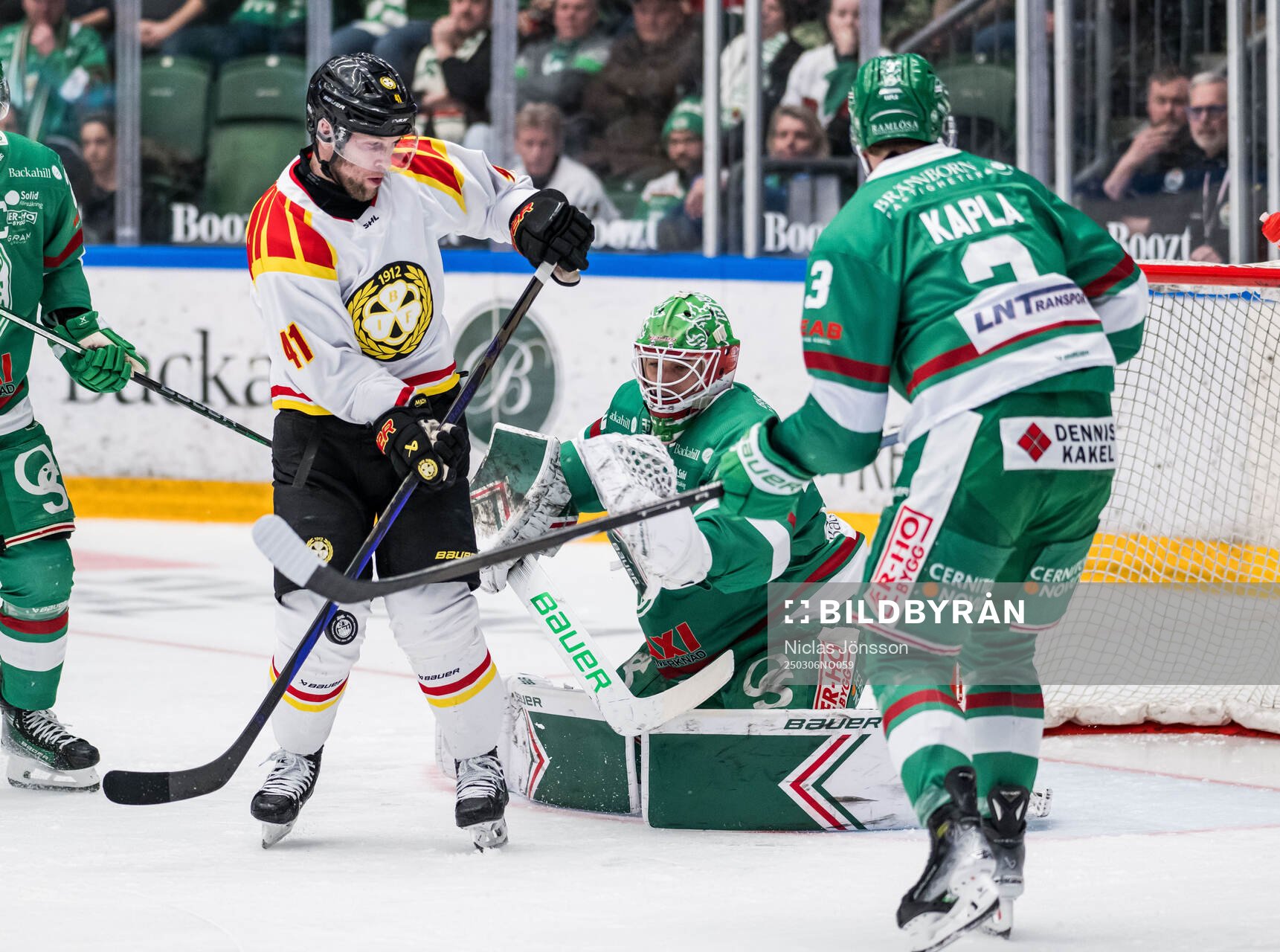 Brynäs Greg Scott och Rögles målvakt Arvid Holm