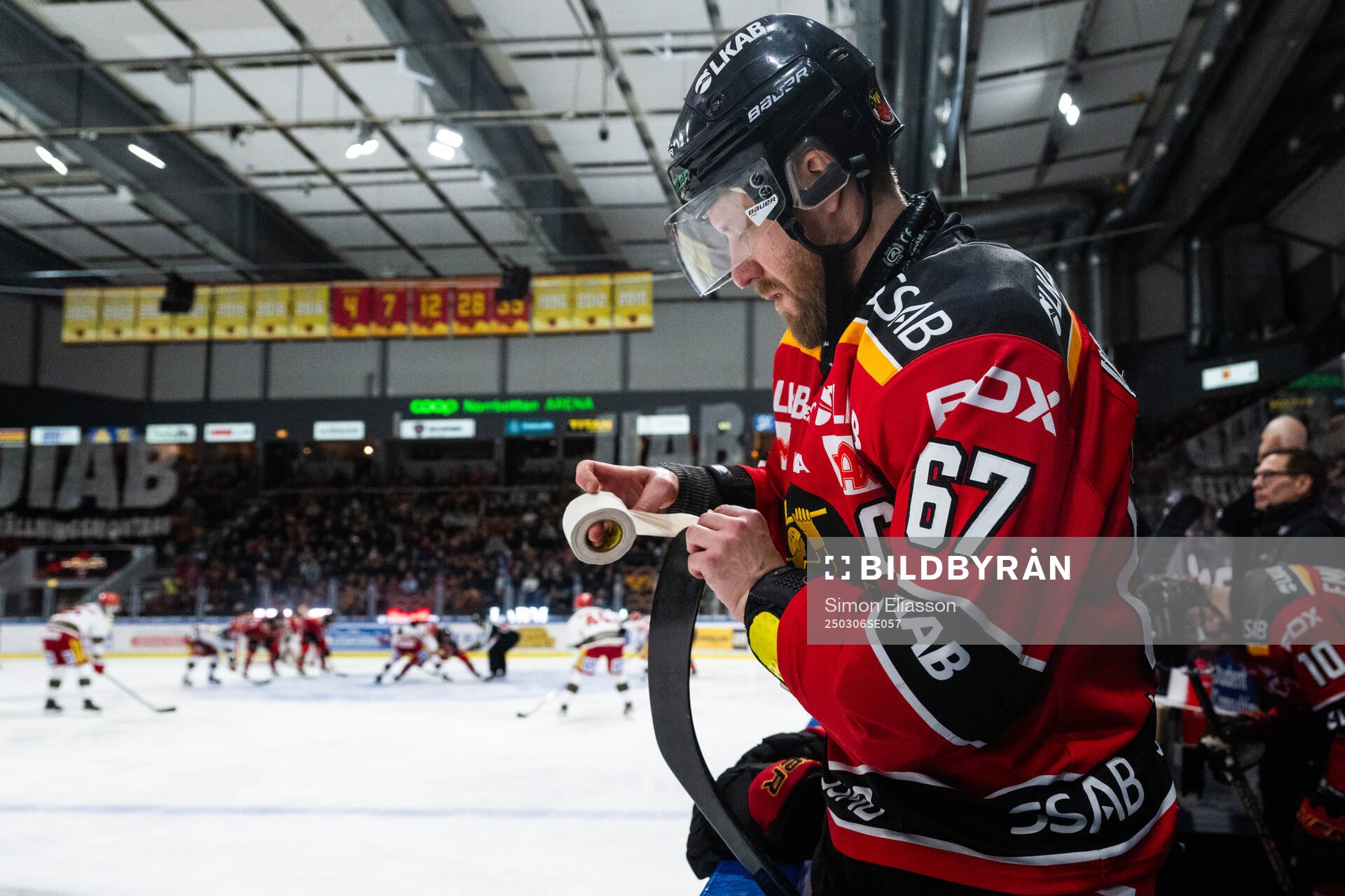 Luleås Linus Omark tejpar klubban