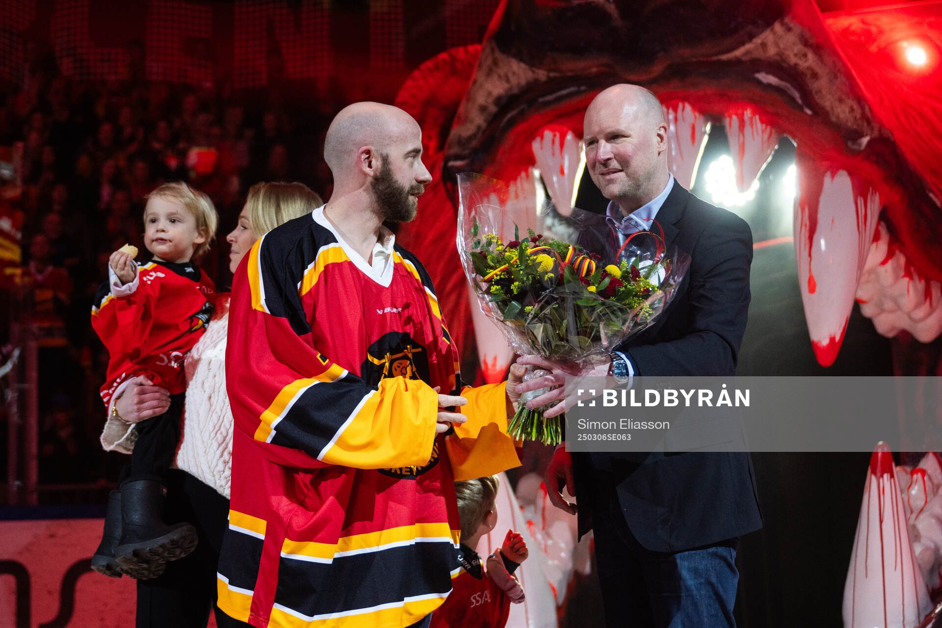 Luleås förre målvakt David Rautio mottar blommor av
