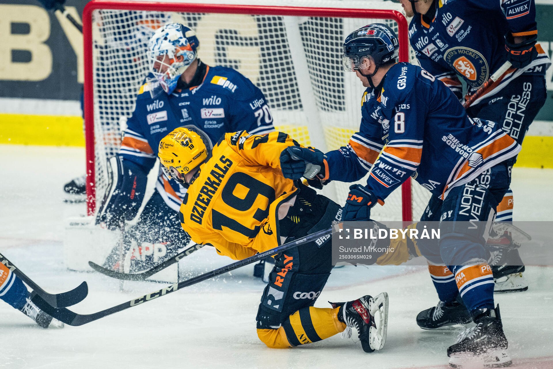 Skellefteås Martins Dzierkals och Växjös målvakt Adam