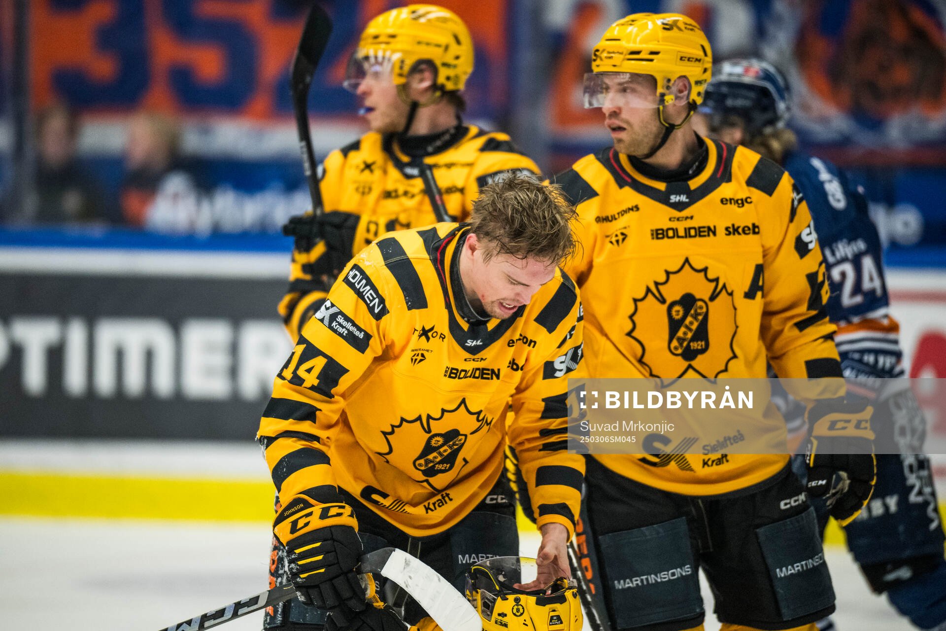Skellefteås Andreas Johnson har ontunder ishockeymatchen i