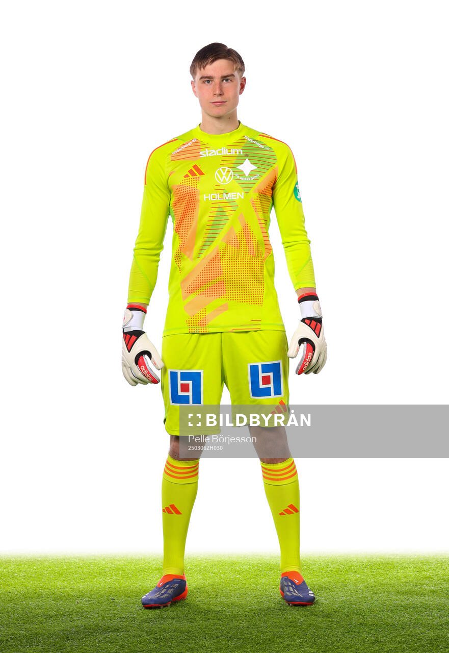 IFK Norrköpings målvakt Theo Krantz poserar för ett porträtt den 6 mars 2025 i Norrköping.
