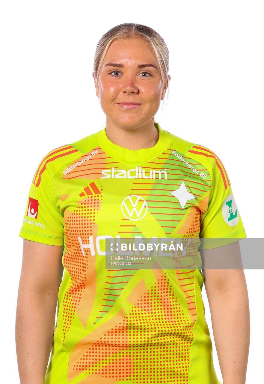 IFK Norrköpings målvakt Sofia Hjern poserar för ett porträtt den 6 mars 2025 i Norrköping.
