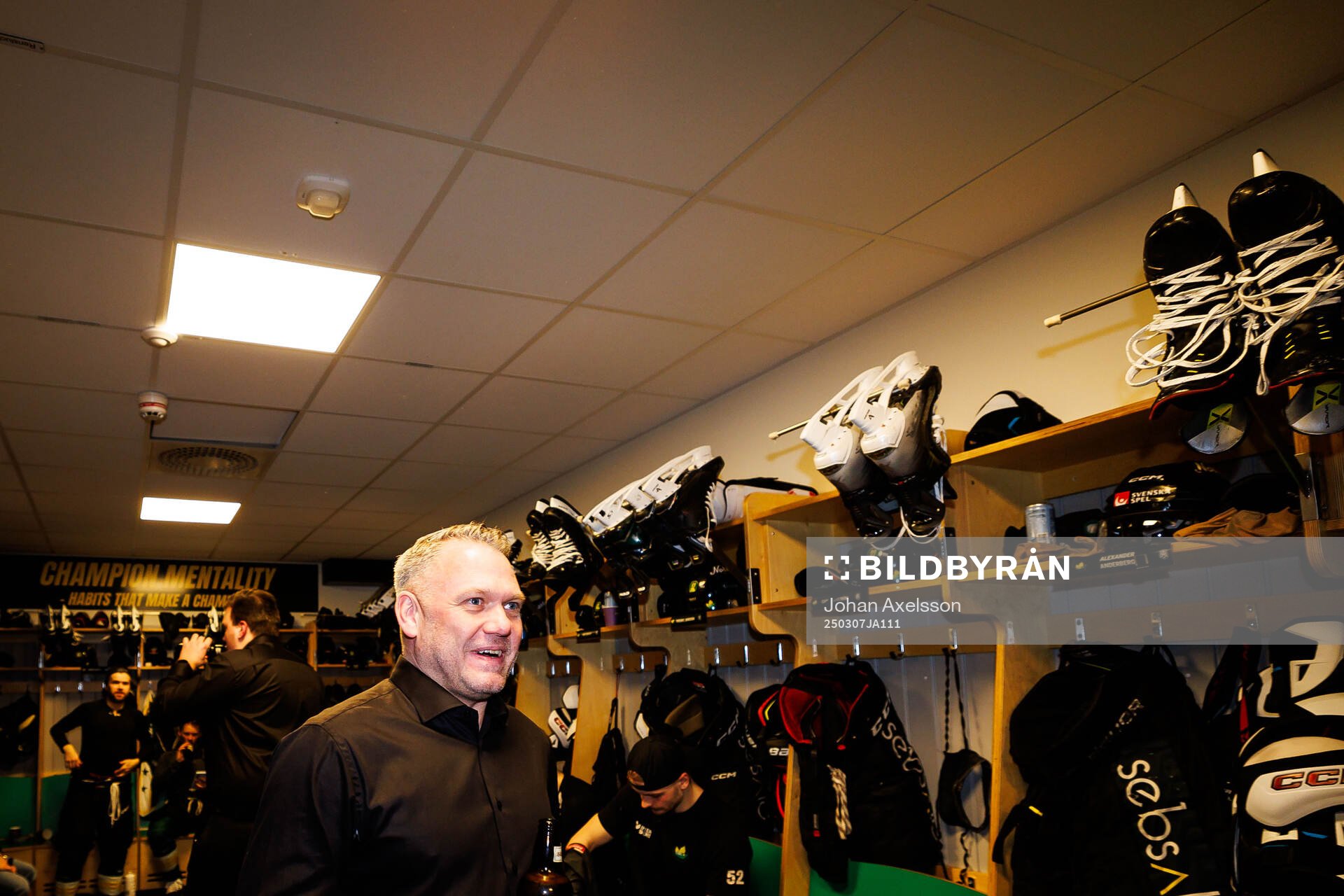 Östersunds tränare Mikael Holmqvist jublar