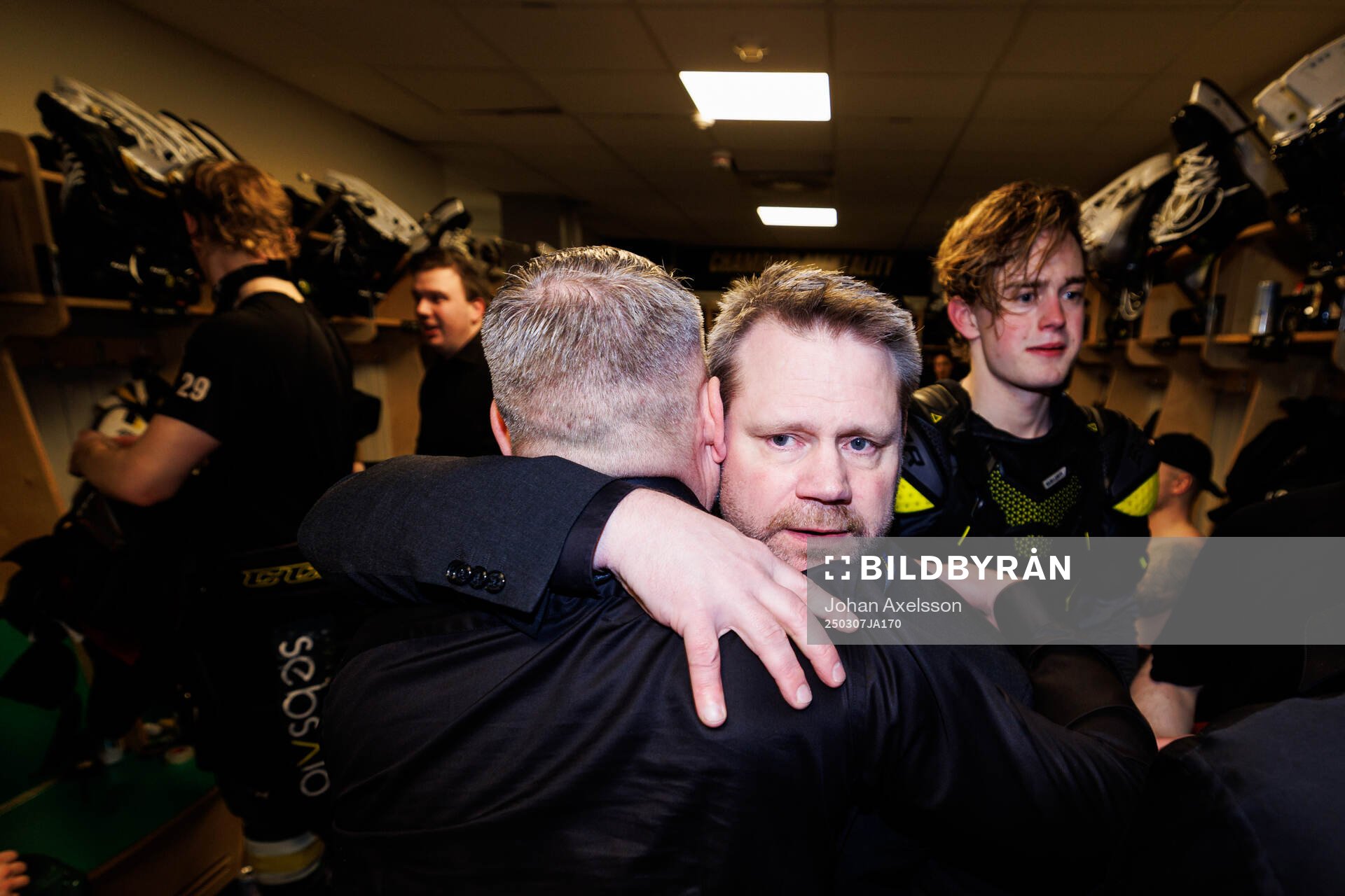Östersunds tränare Mikael Holmqvist kramar om Kjell-Åke